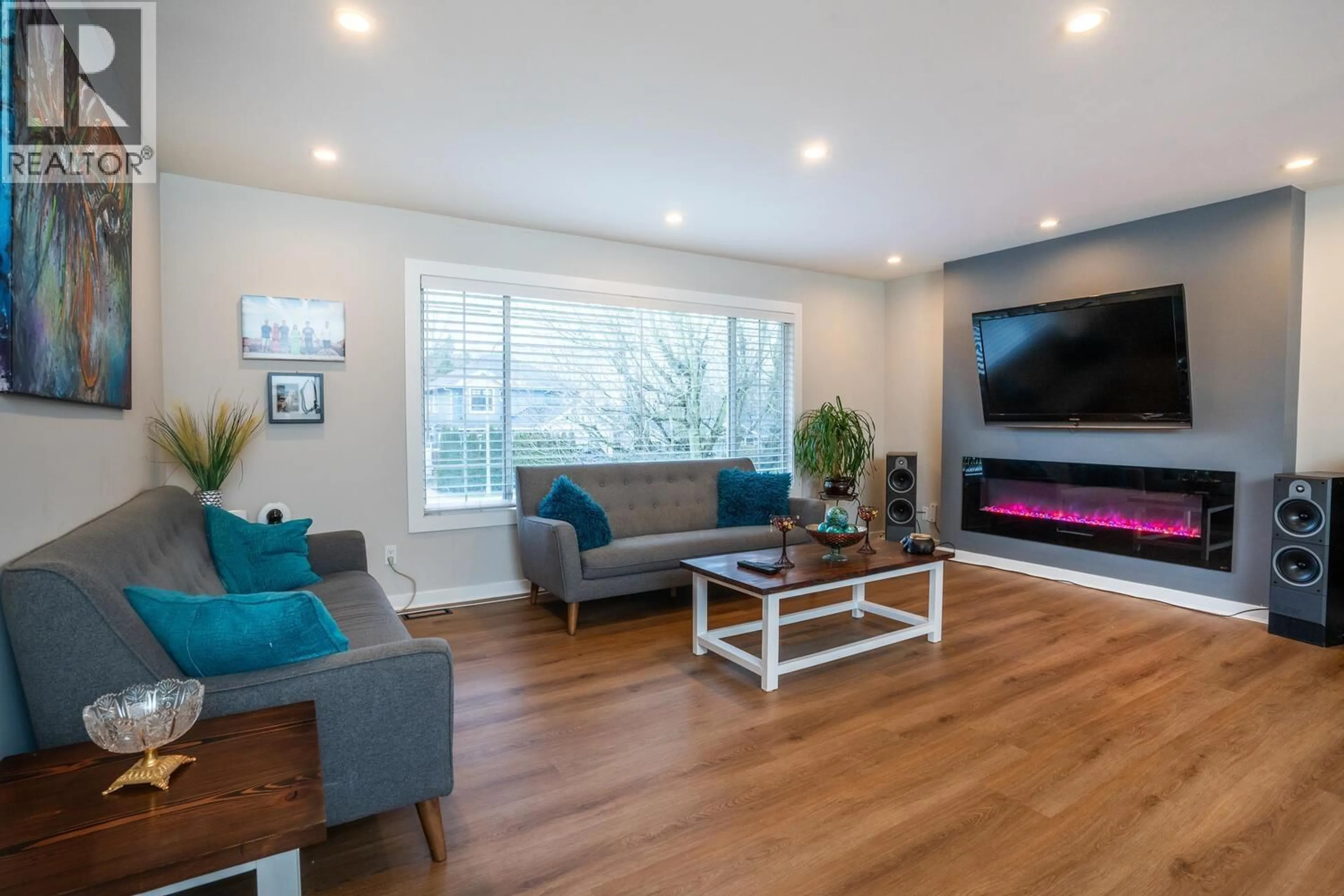 Living room with furniture, wood/laminate floor for 5488 WESTMINSTER AVENUE, Delta British Columbia V4K2J5
