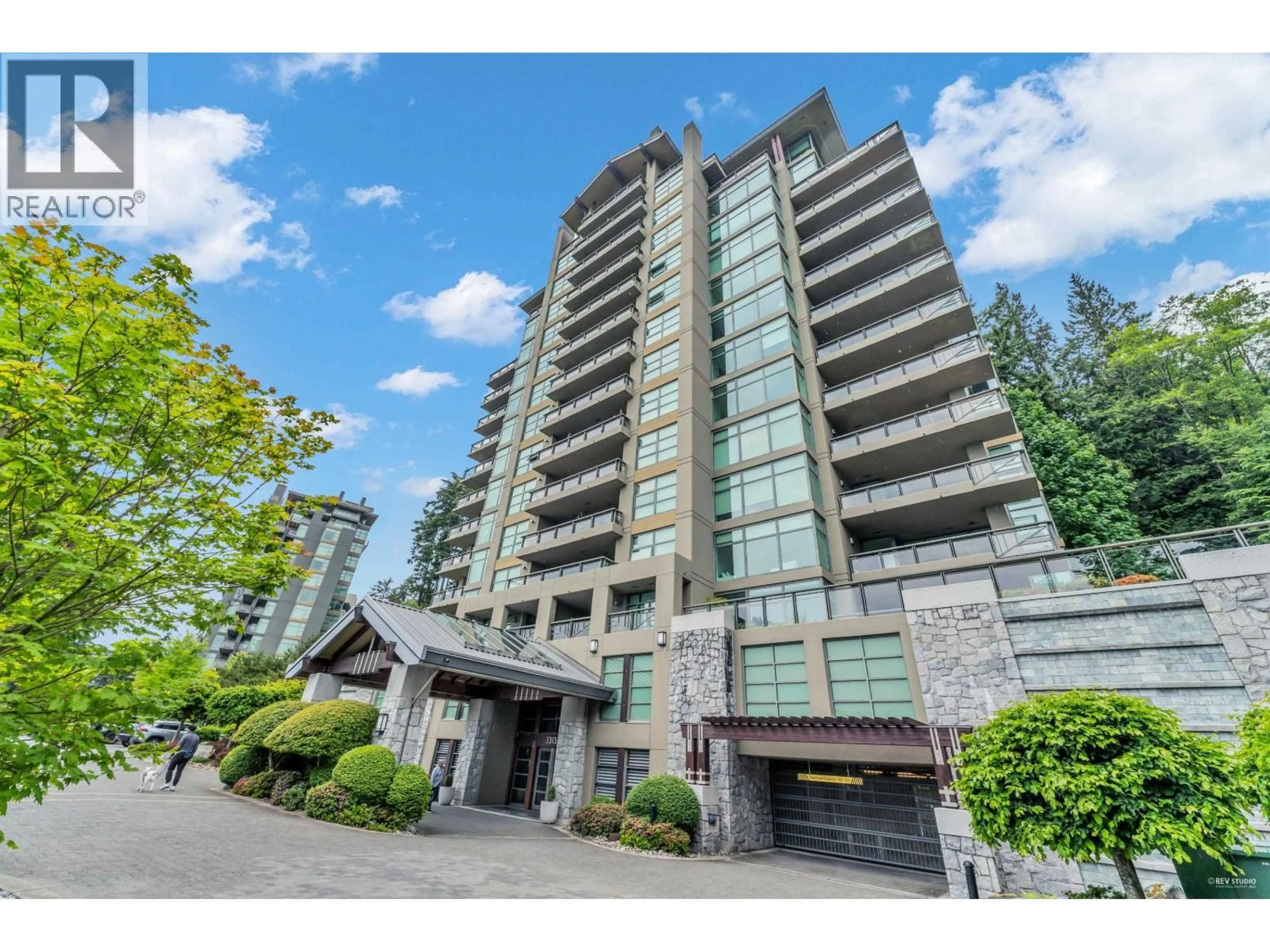 Indoor foyer for 401 - 3315 CYPRESS PLACE, West Vancouver British Columbia V7S3J7