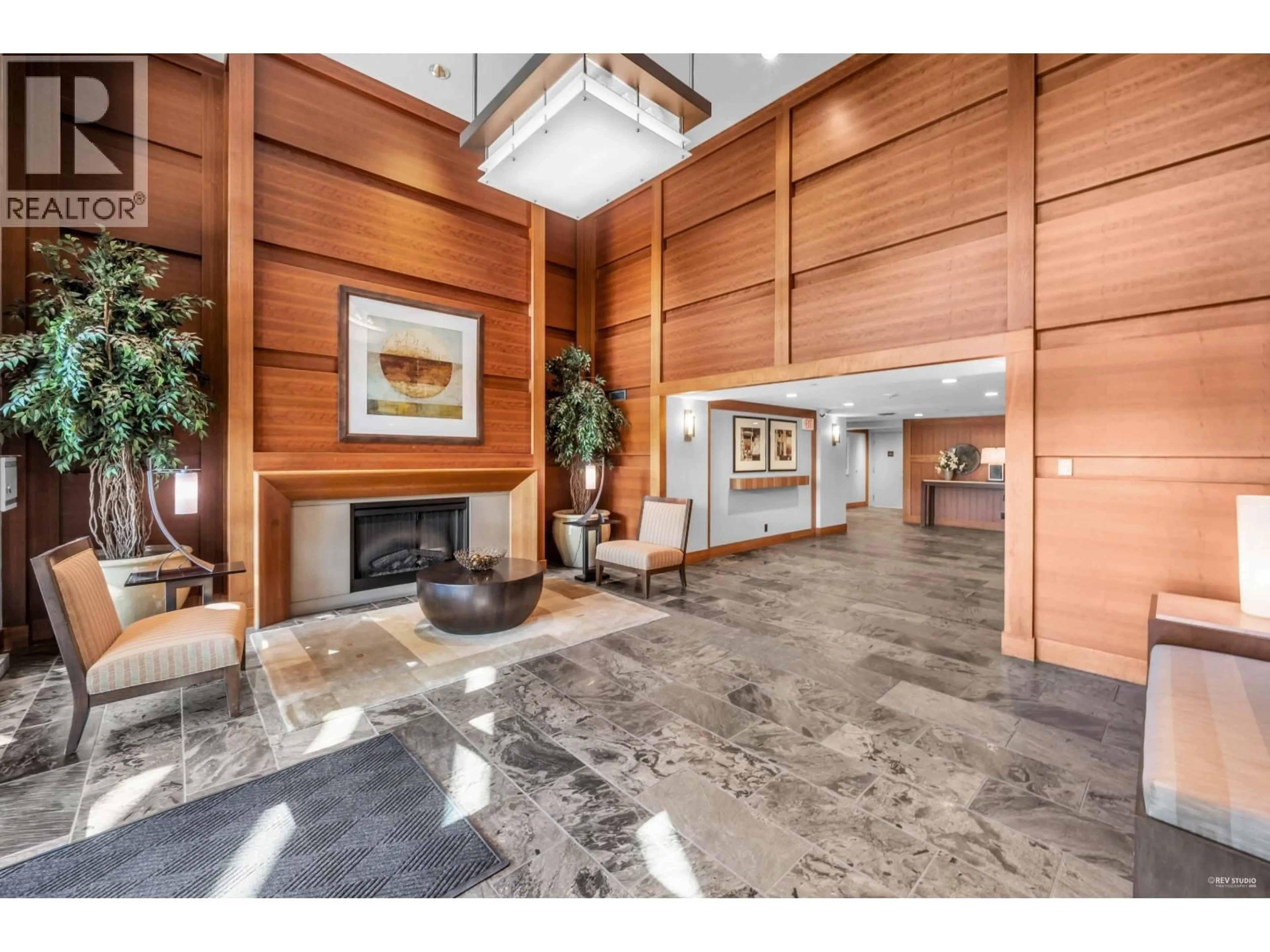 Lobby for 401 - 3315 CYPRESS PLACE, West Vancouver British Columbia V7S3J7