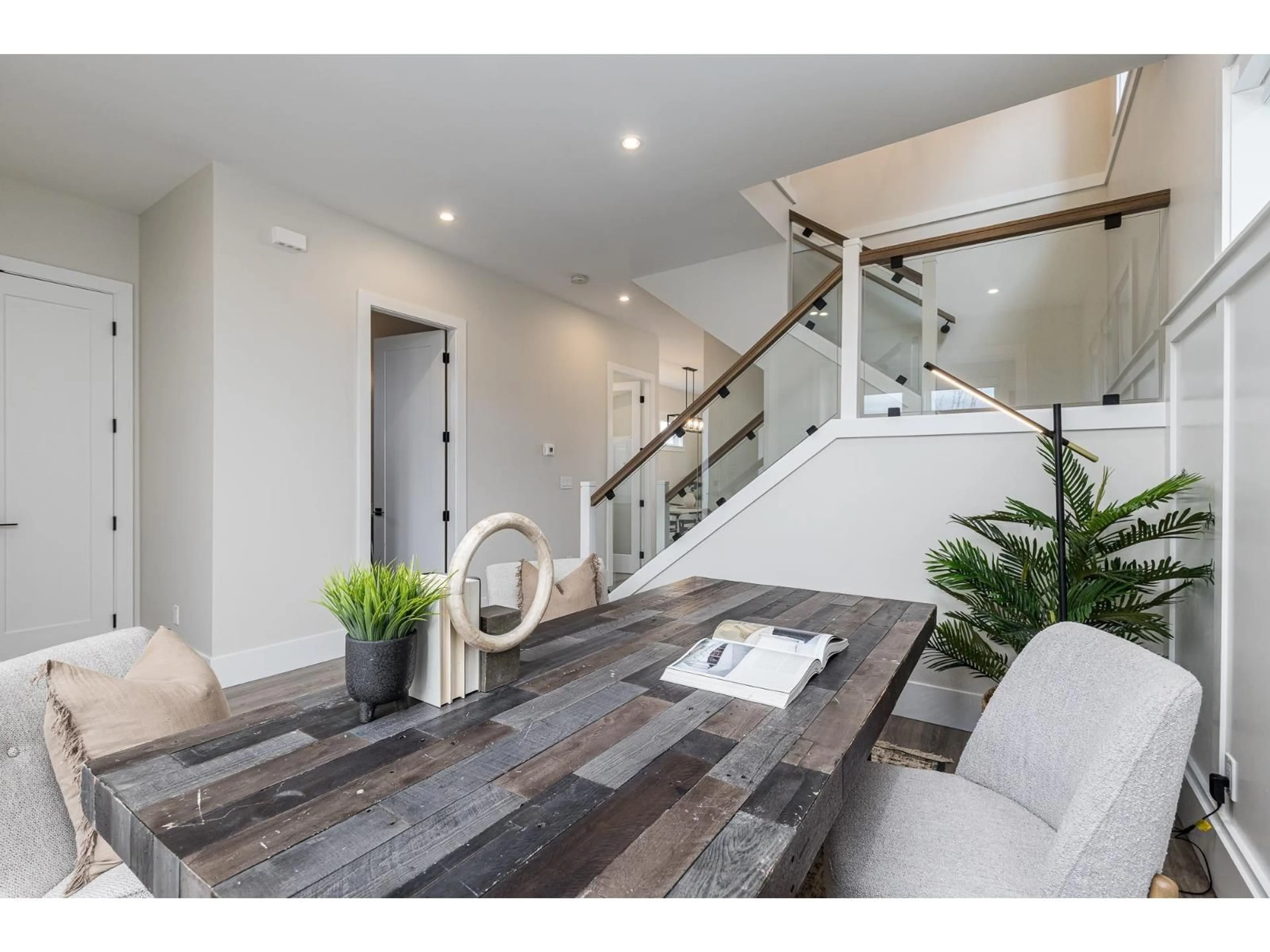 Indoor entryway for 16742 20A, Surrey British Columbia V3Z1J4