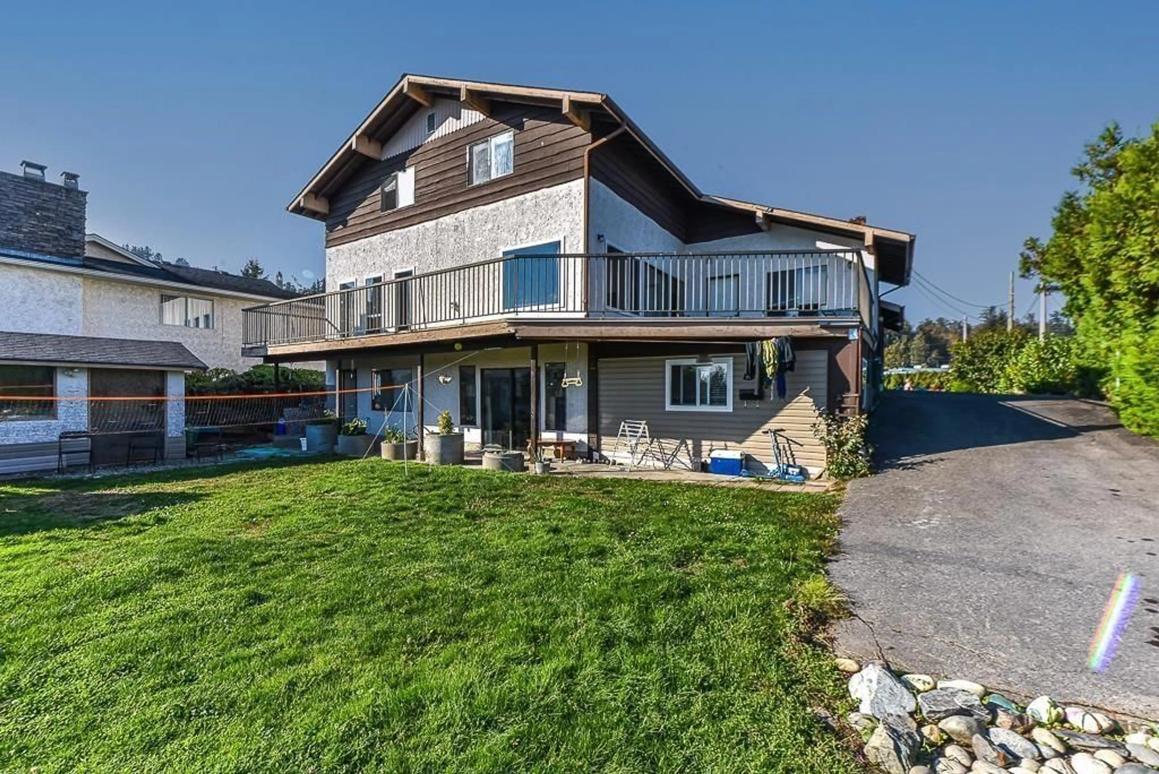 A pic from outside/outdoor area/front of a property/back of a property/a pic from drone, building for 34850 MOFFAT, Mission British Columbia V2V6S1