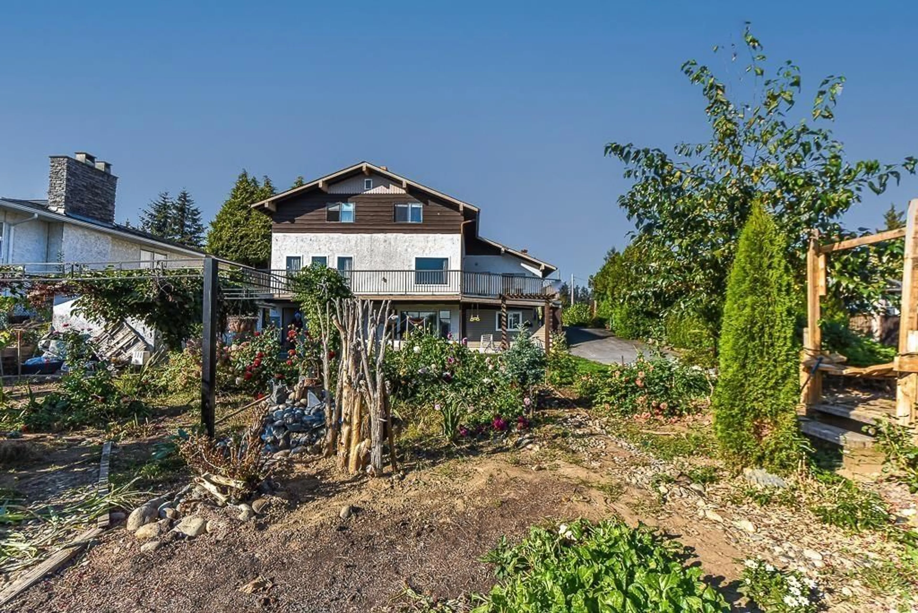 A pic from outside/outdoor area/front of a property/back of a property/a pic from drone, building for 34850 MOFFAT, Mission British Columbia V2V6S1
