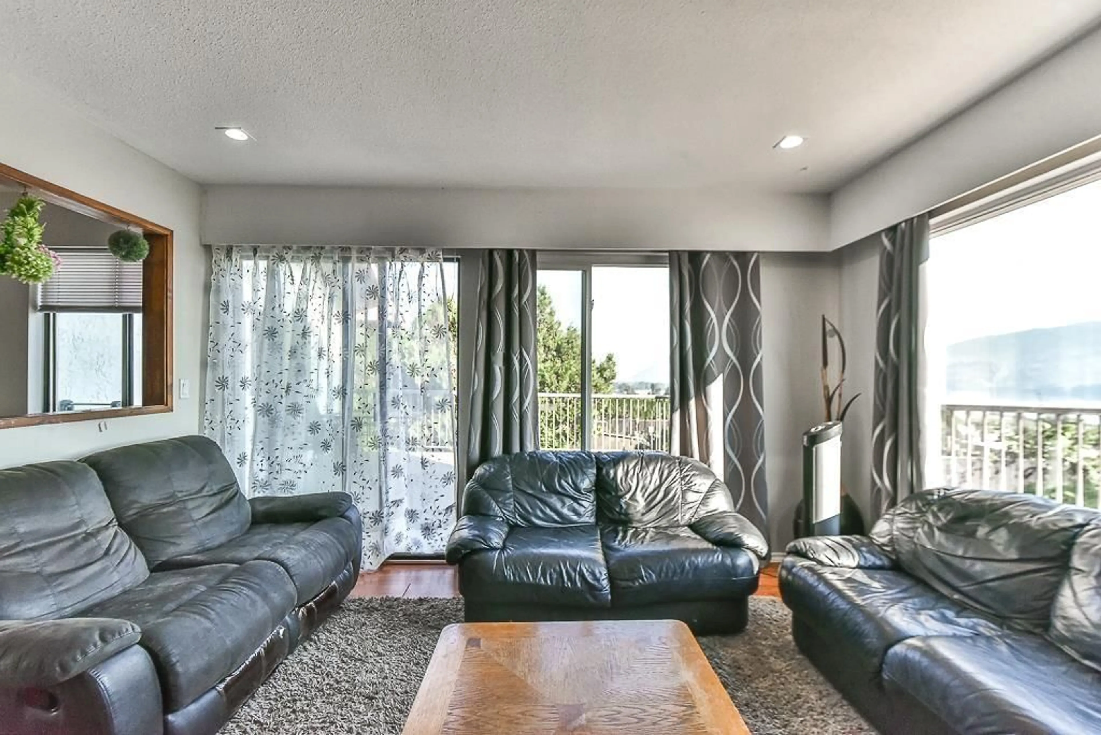 Living room with furniture, unknown for 34850 MOFFAT, Mission British Columbia V2V6S1