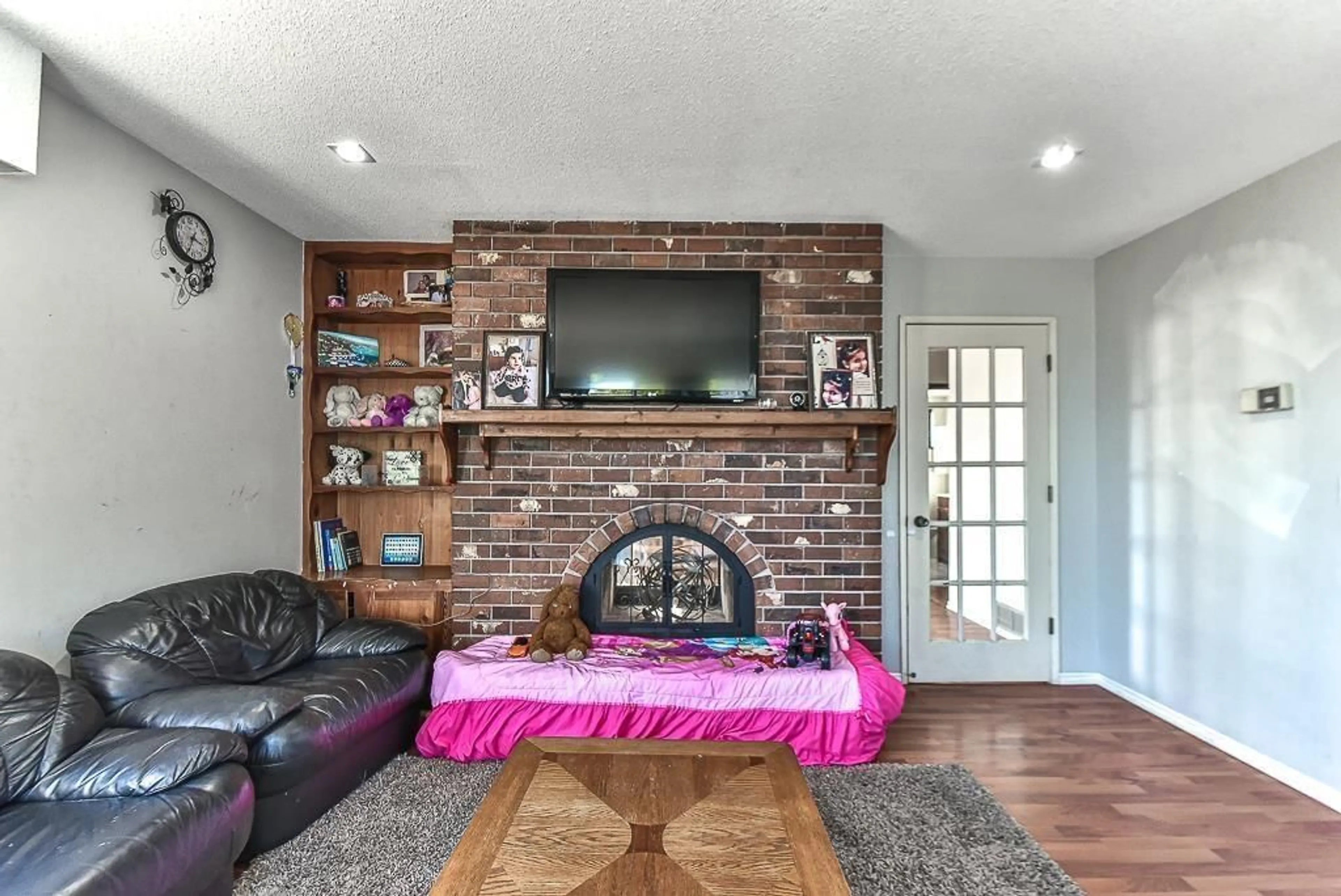 Living room with furniture, unknown for 34850 MOFFAT, Mission British Columbia V2V6S1