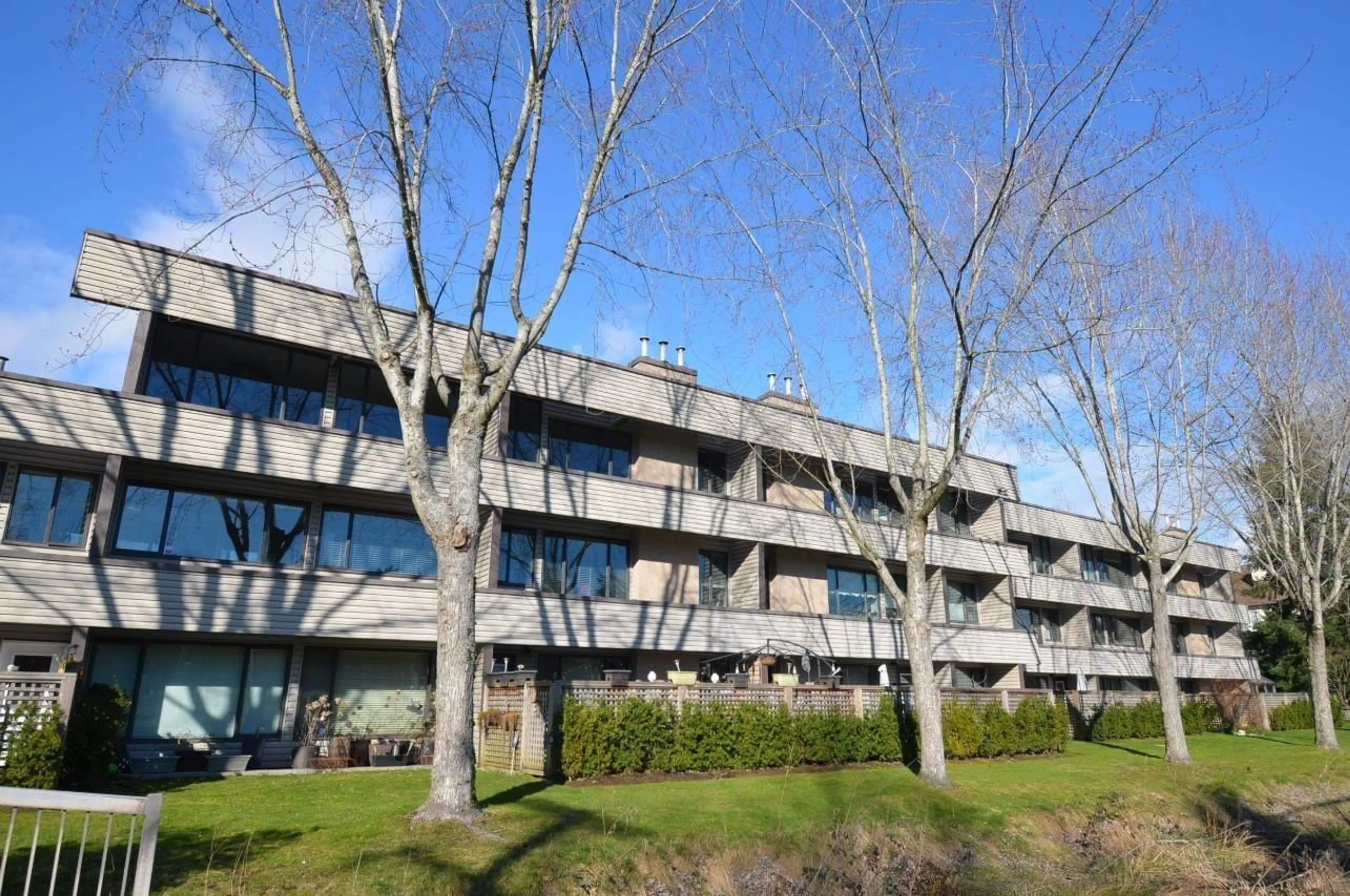 Patio, building for 105 - 15313 19, Surrey British Columbia V4A1X6