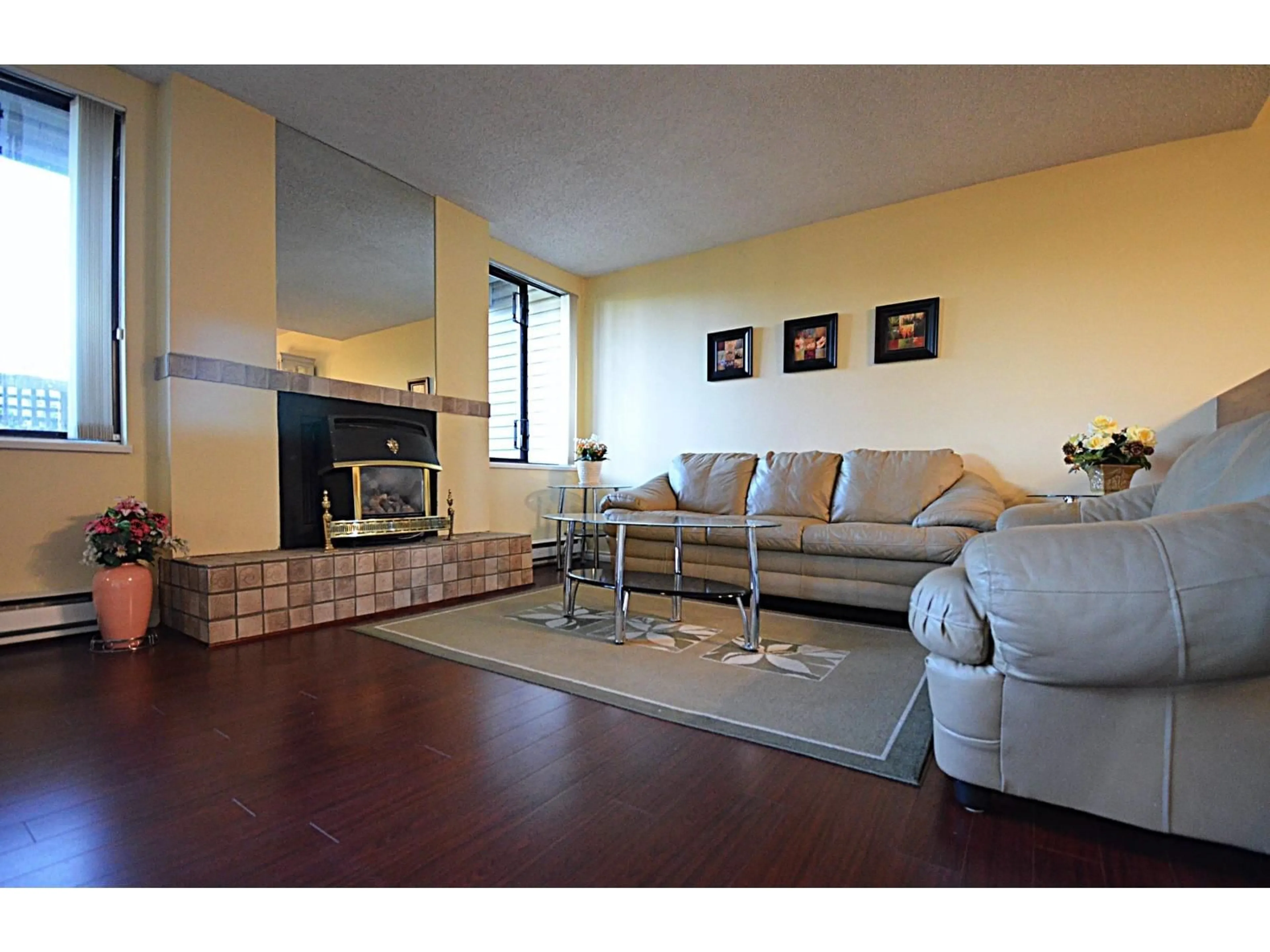 Living room with furniture, unknown for 105 - 15313 19, Surrey British Columbia V4A1X6