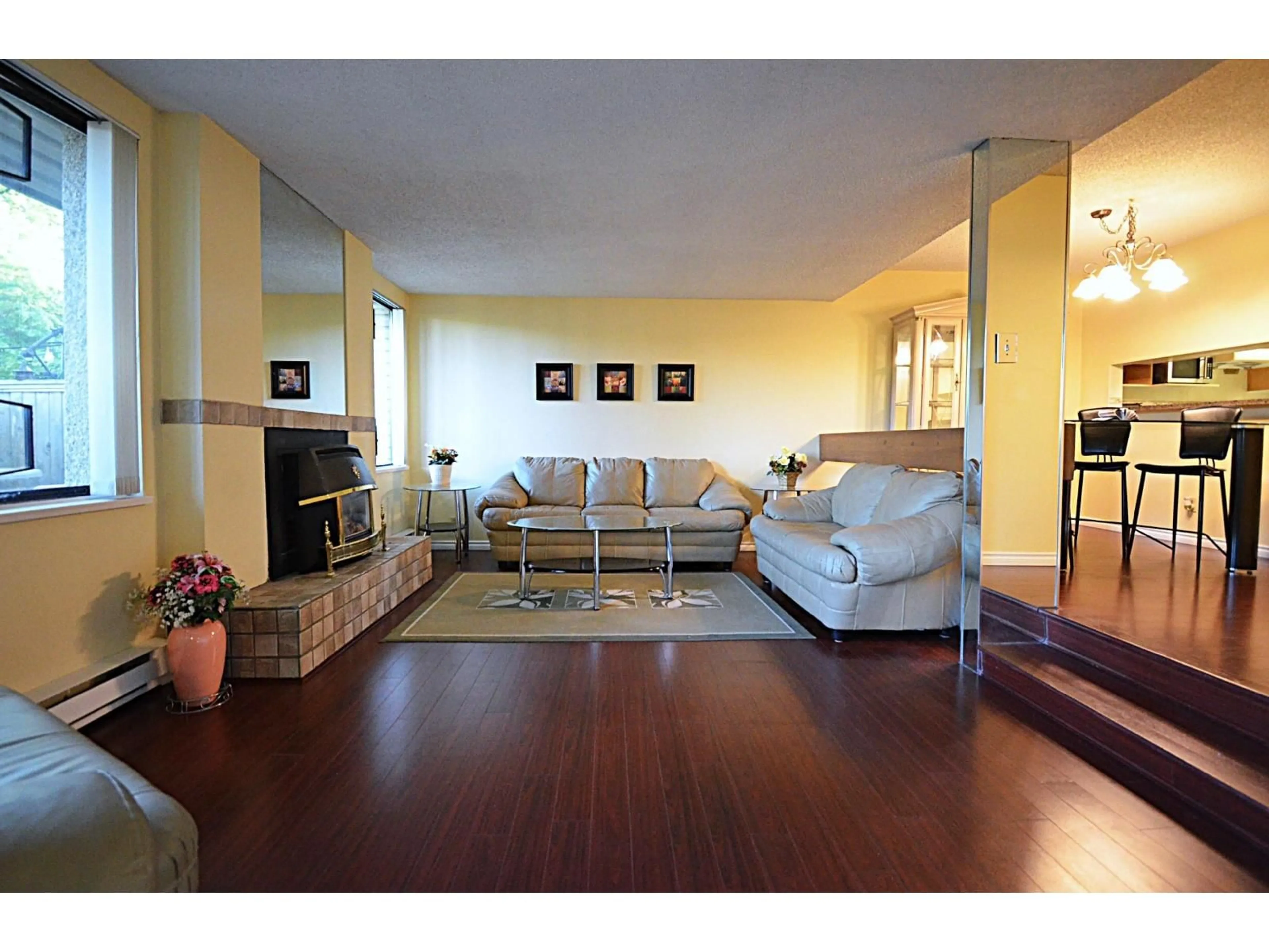 Living room with furniture, wood/laminate floor for 105 - 15313 19, Surrey British Columbia V4A1X6