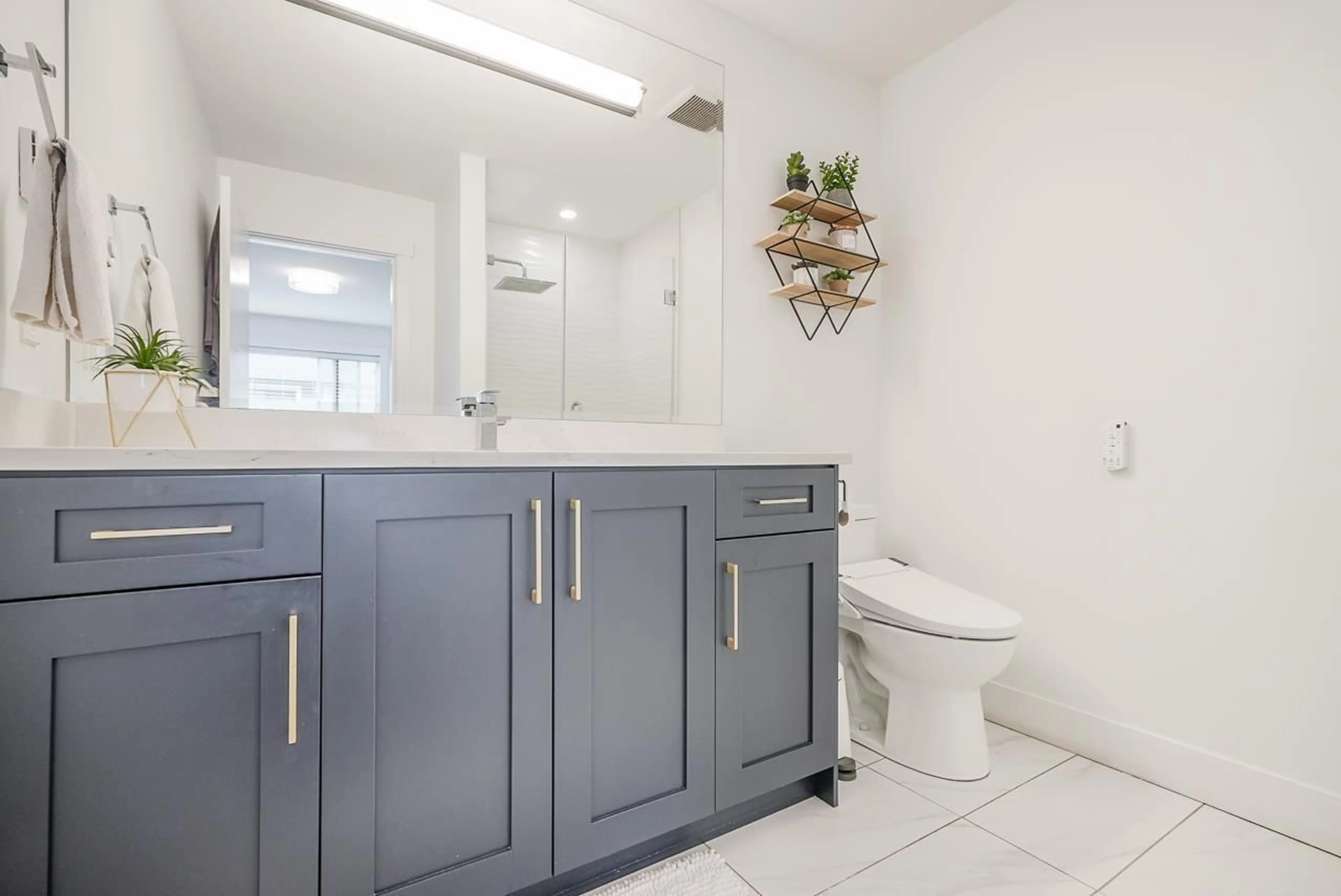 Contemporary bathroom, ceramic/tile floor for 26 - 19704 55A, Langley British Columbia V3A0L2