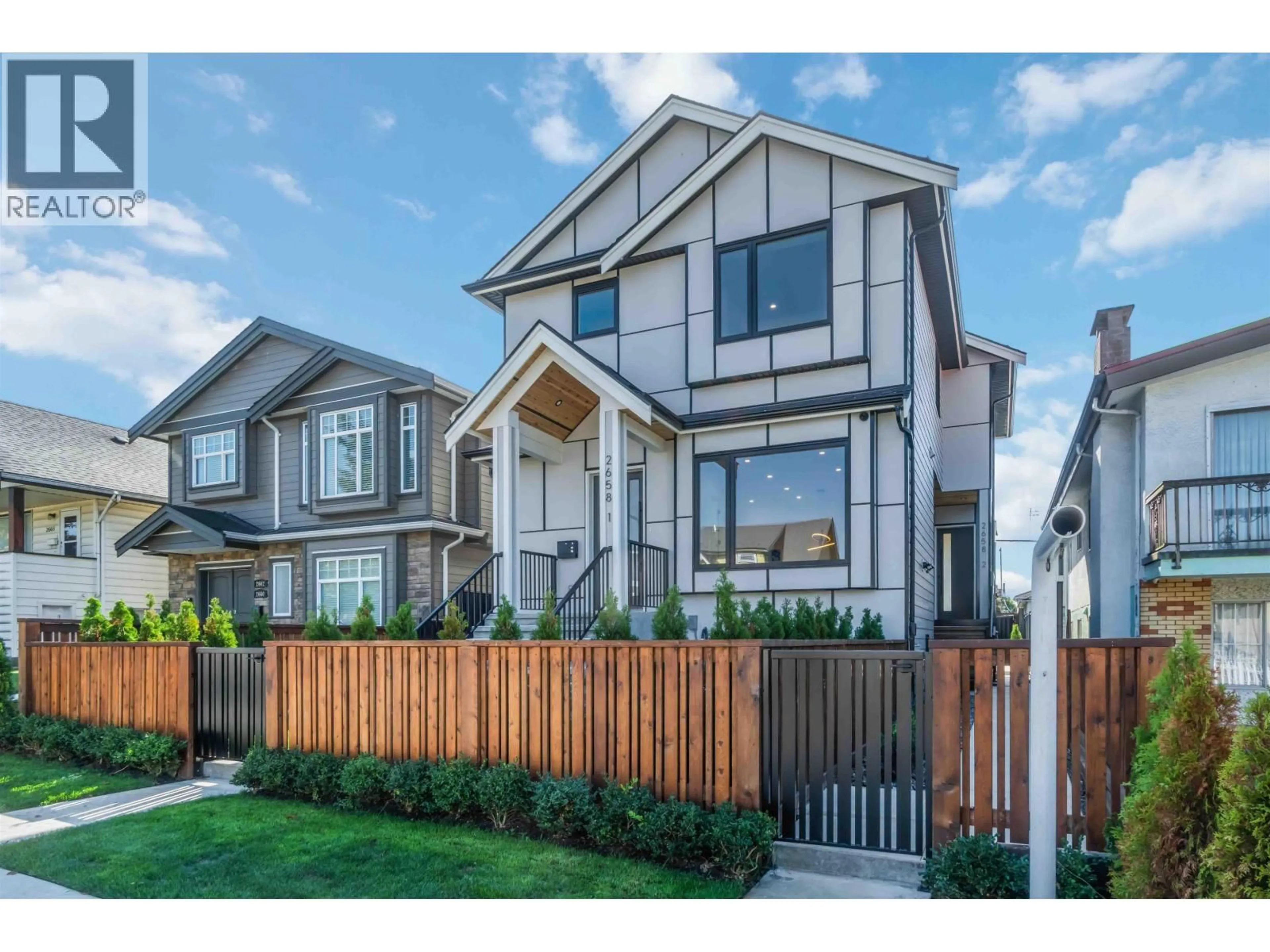 Home with vinyl exterior material, street for 1 - 2658 DUNDAS STREET, Vancouver British Columbia V5K1P9