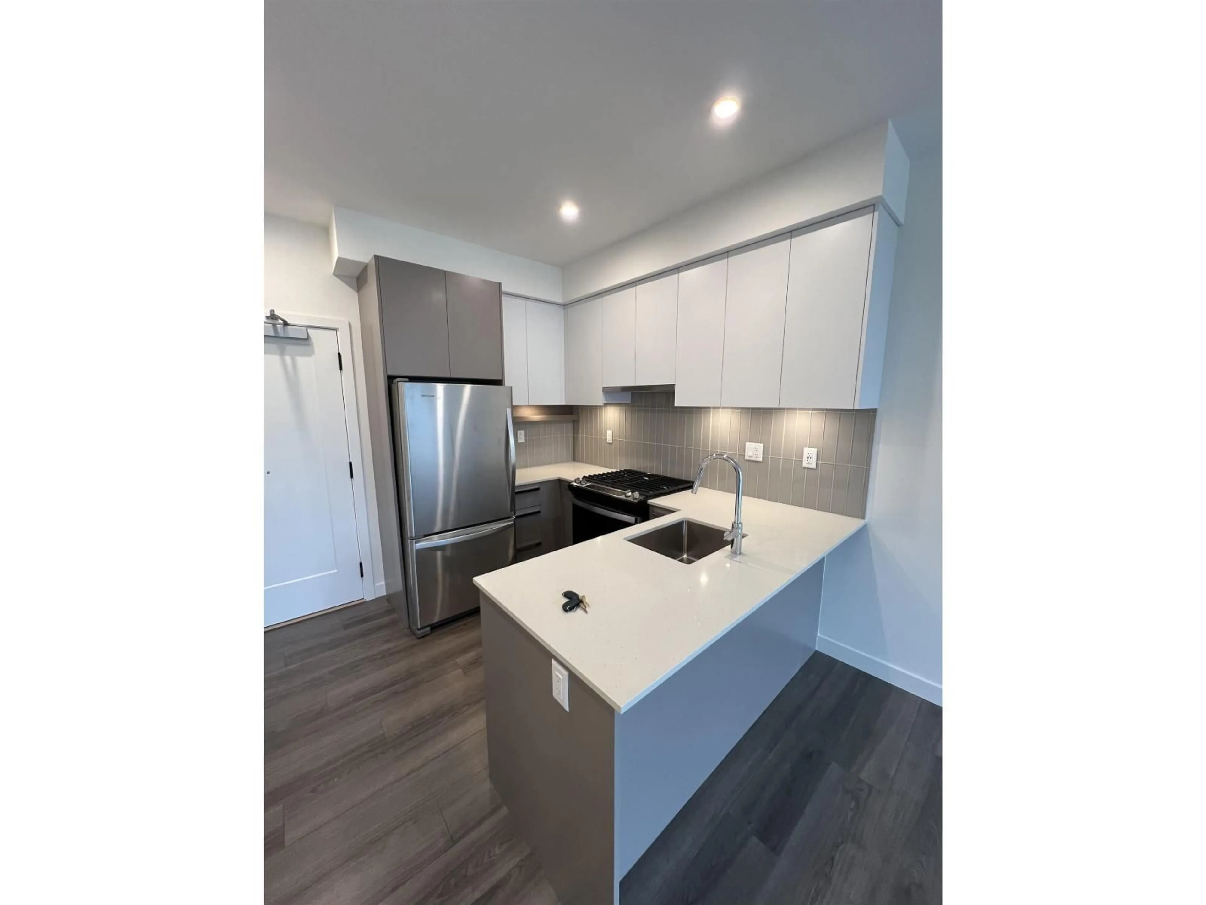 Open concept kitchen, unknown for 411 - 13788 76, Surrey British Columbia V3W3V9