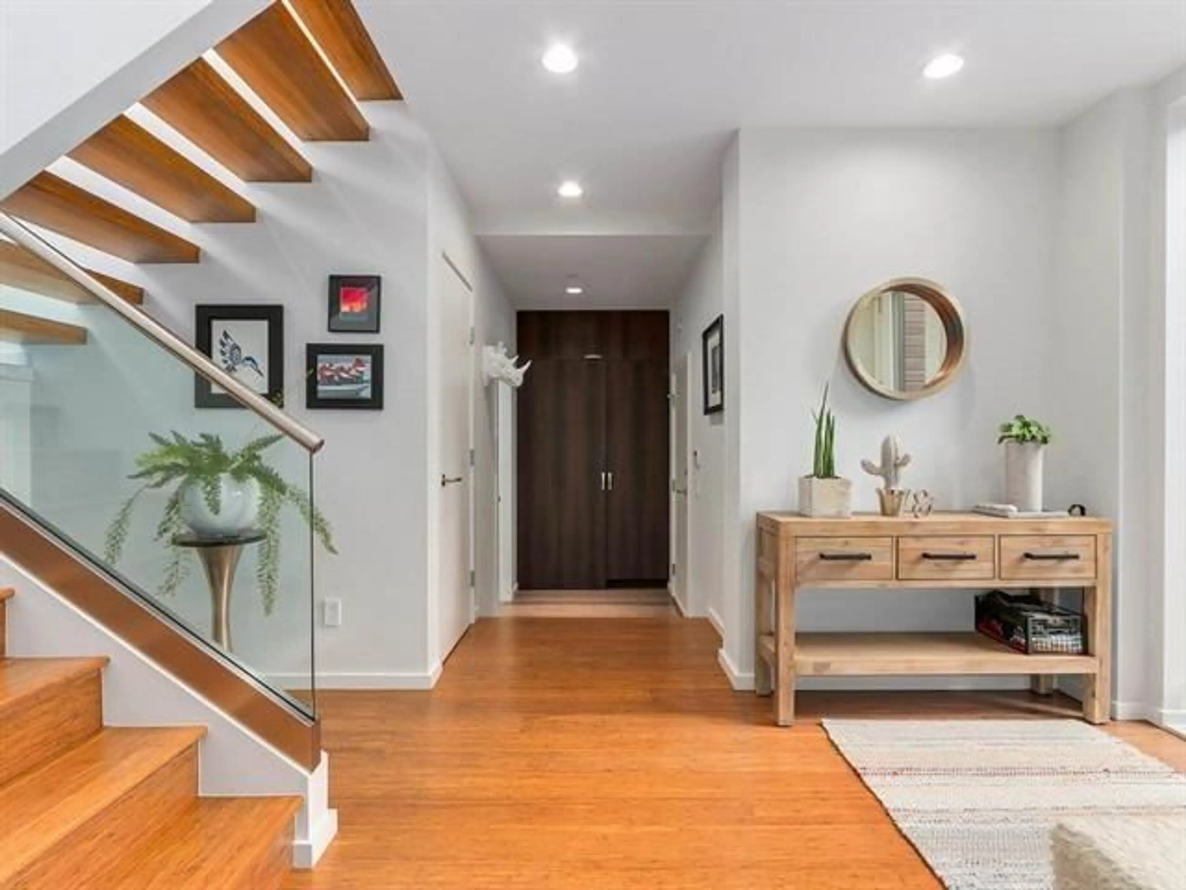 Indoor entryway for 15611 COLUMBIA, White Rock British Columbia V4B1K9