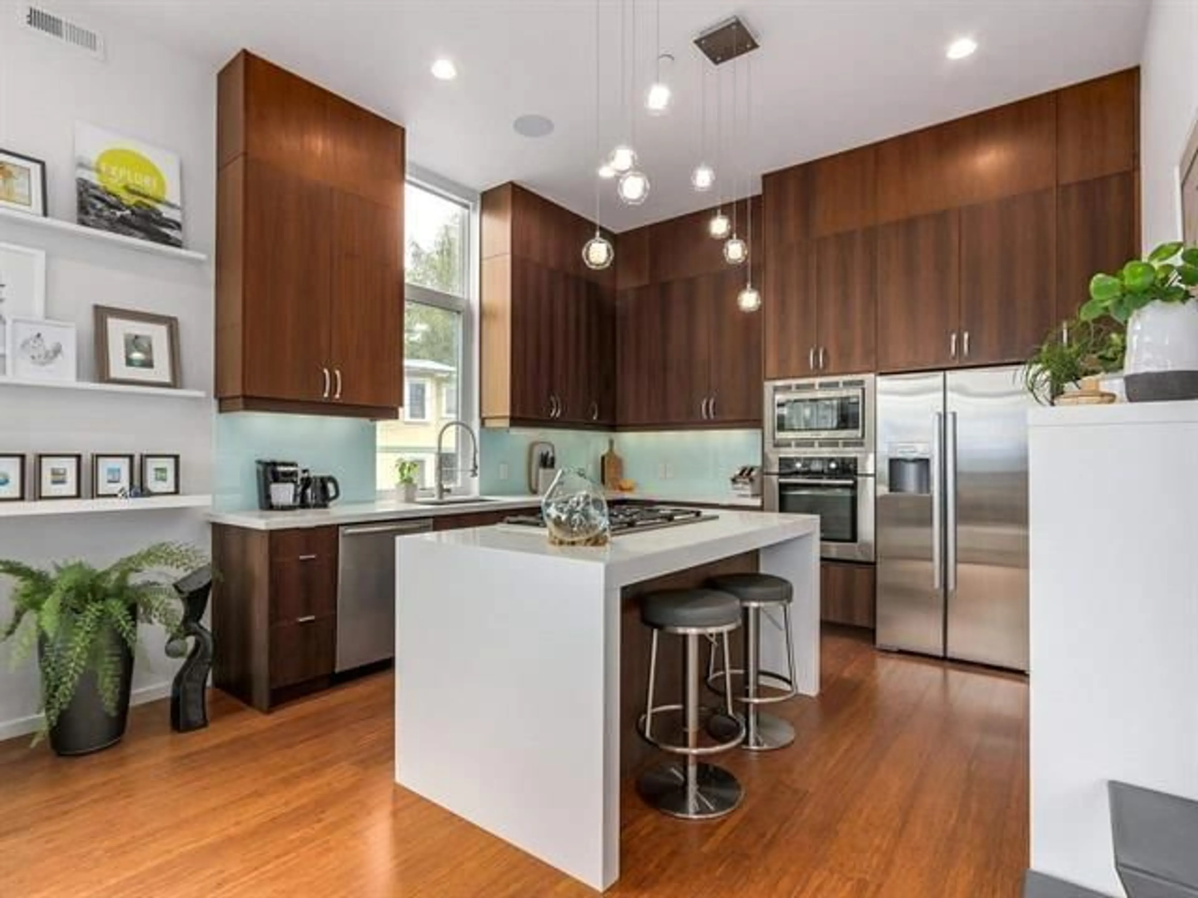Contemporary kitchen, wood/laminate floor for 15611 COLUMBIA, White Rock British Columbia V4B1K9