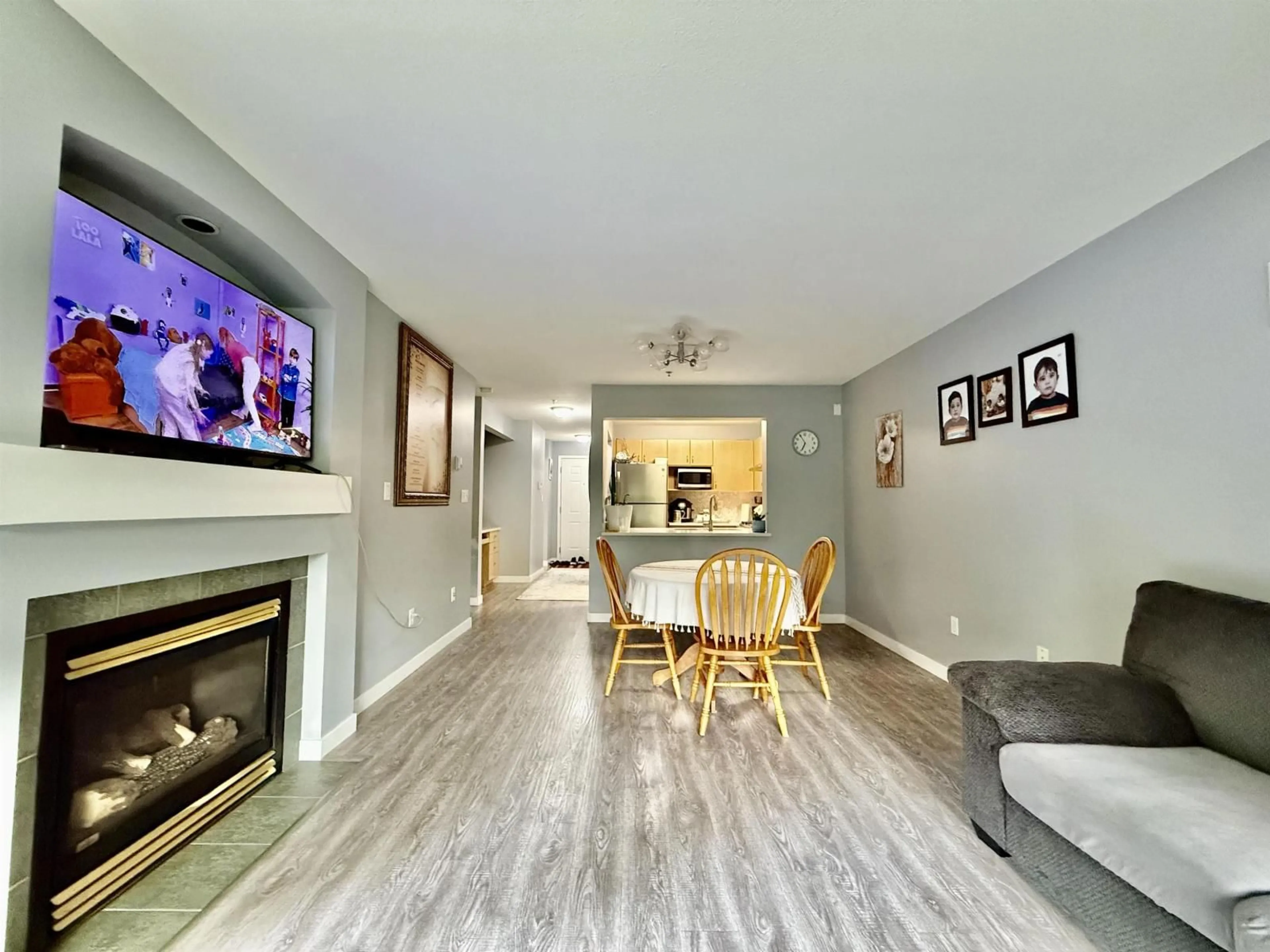 Living room with furniture, wood/laminate floor for 311 - 15220 GUILDFORD, Surrey British Columbia V3R0Y6