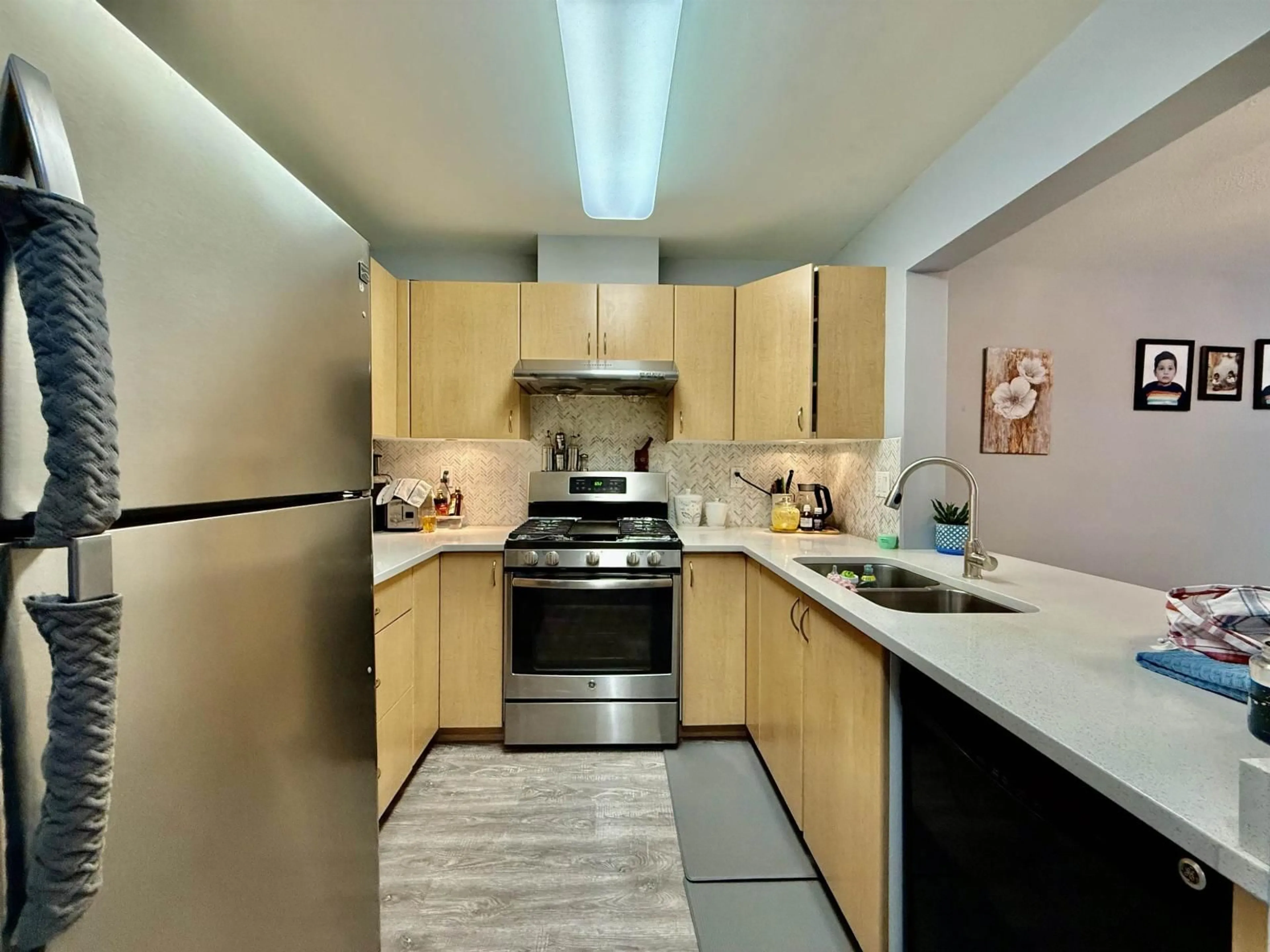 Standard kitchen, unknown for 311 - 15220 GUILDFORD, Surrey British Columbia V3R0Y6