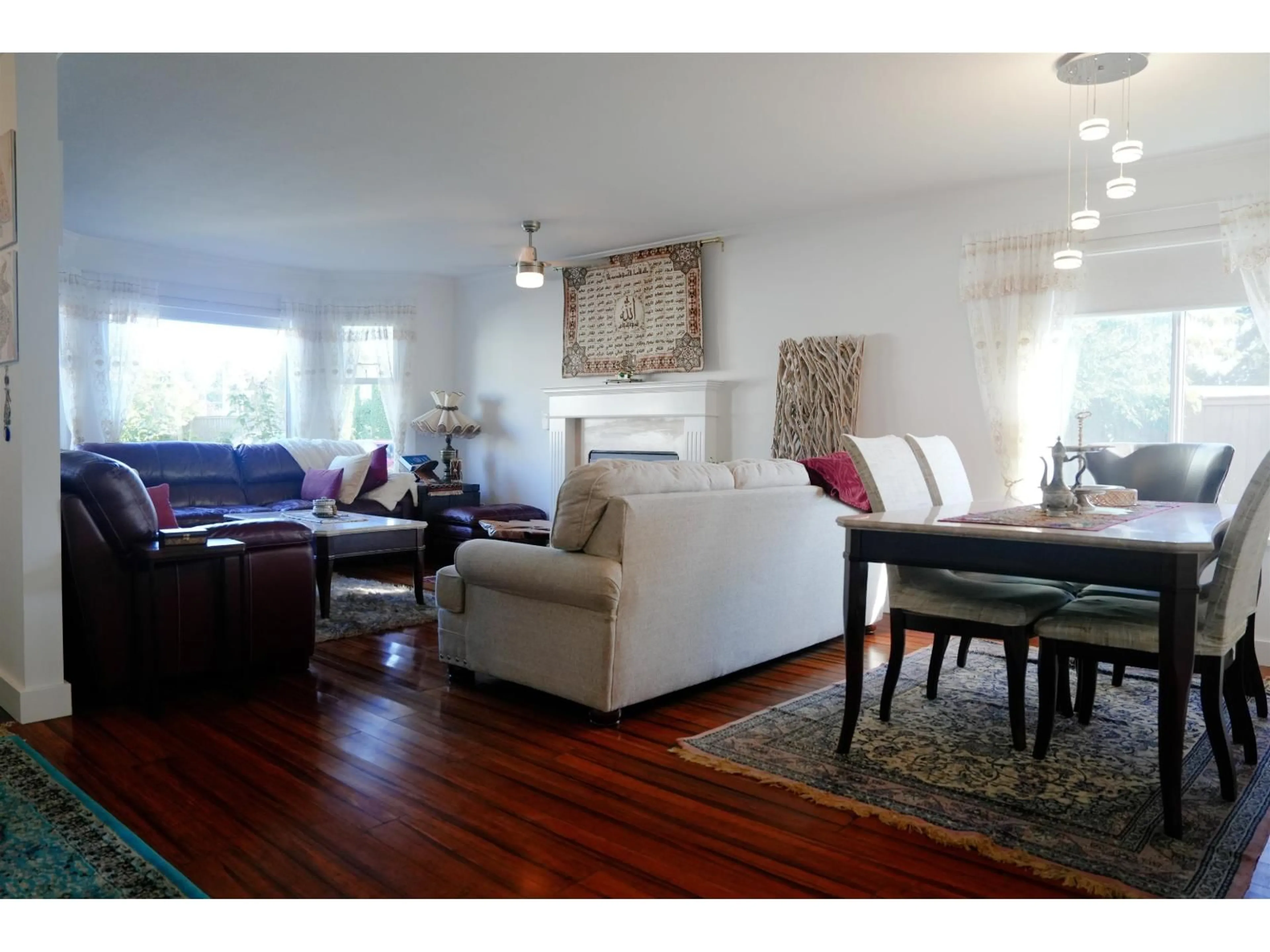 Living room with furniture, wood/laminate floor for 107 - 15501 89A, Surrey British Columbia V3R0Z5