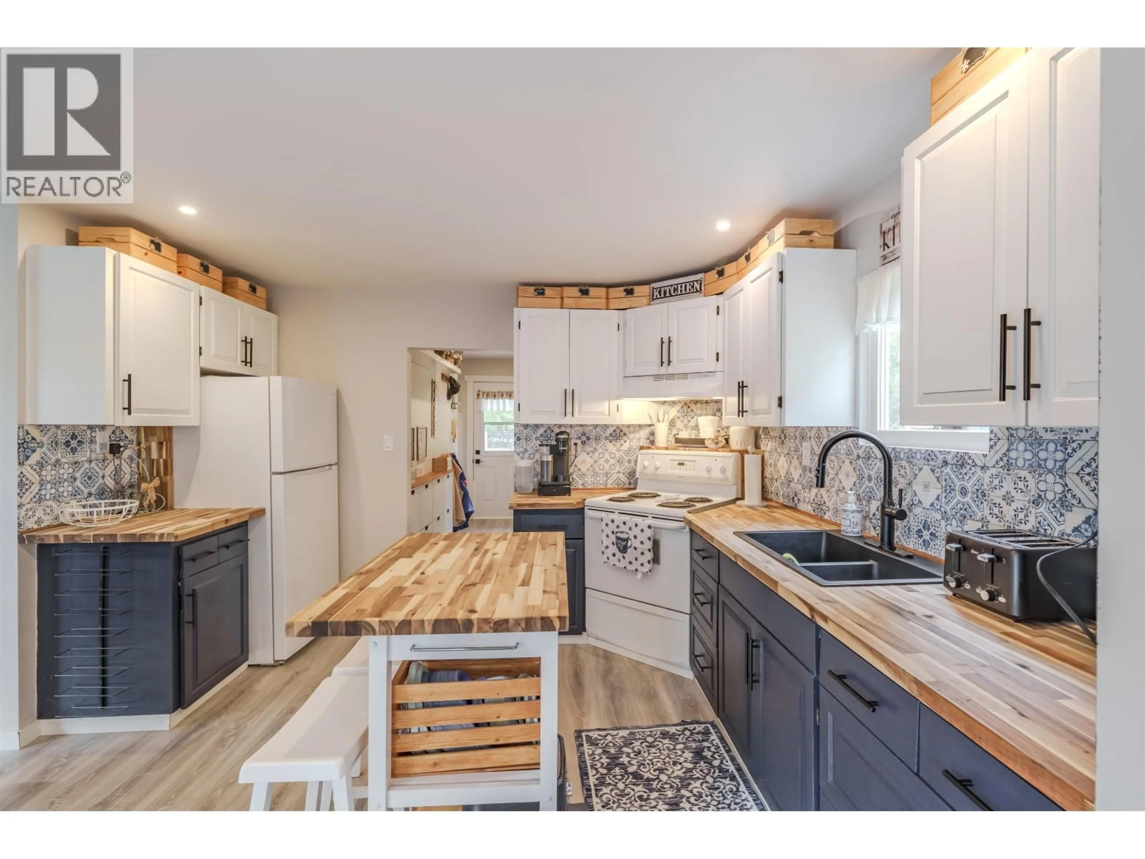 Open concept kitchen, unknown for 3825 CANIM-HENDRIX LAKE ROAD, Canim Lake British Columbia V0K1J0