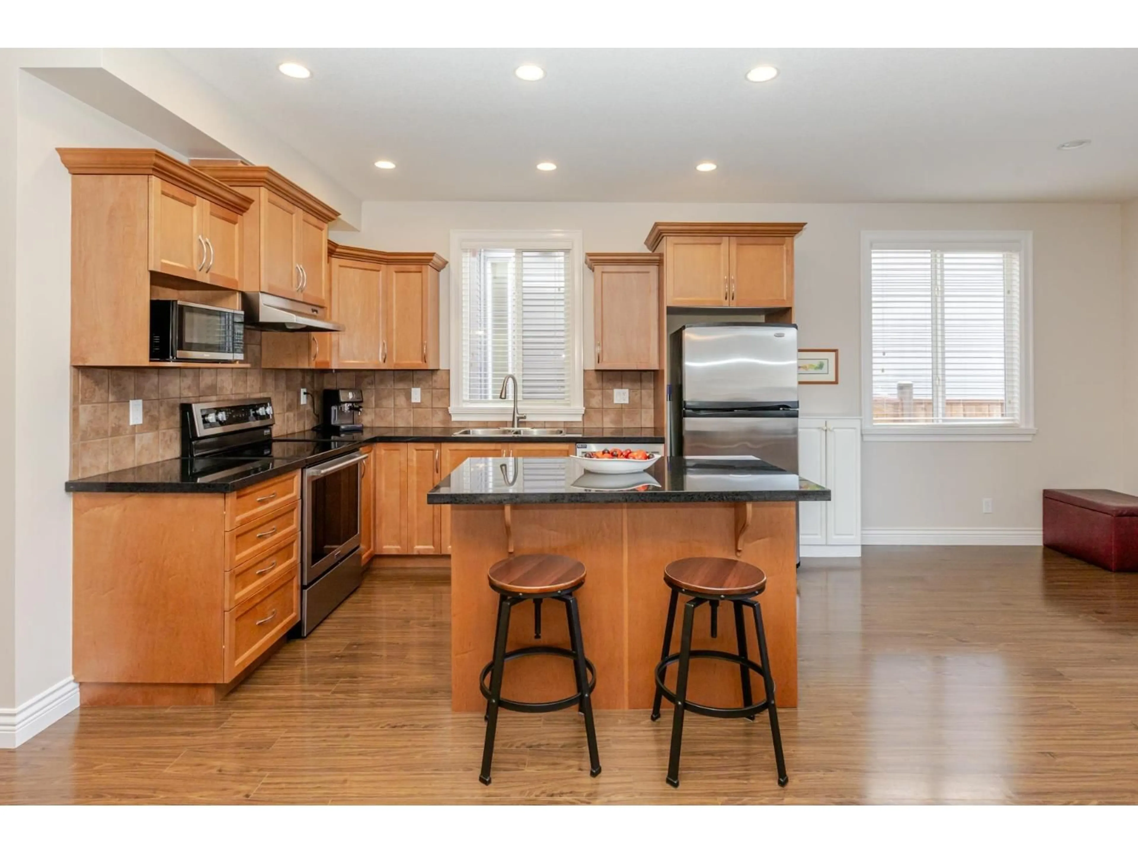 Open concept kitchen, unknown for 6522 193A, Surrey British Columbia V4N5P8