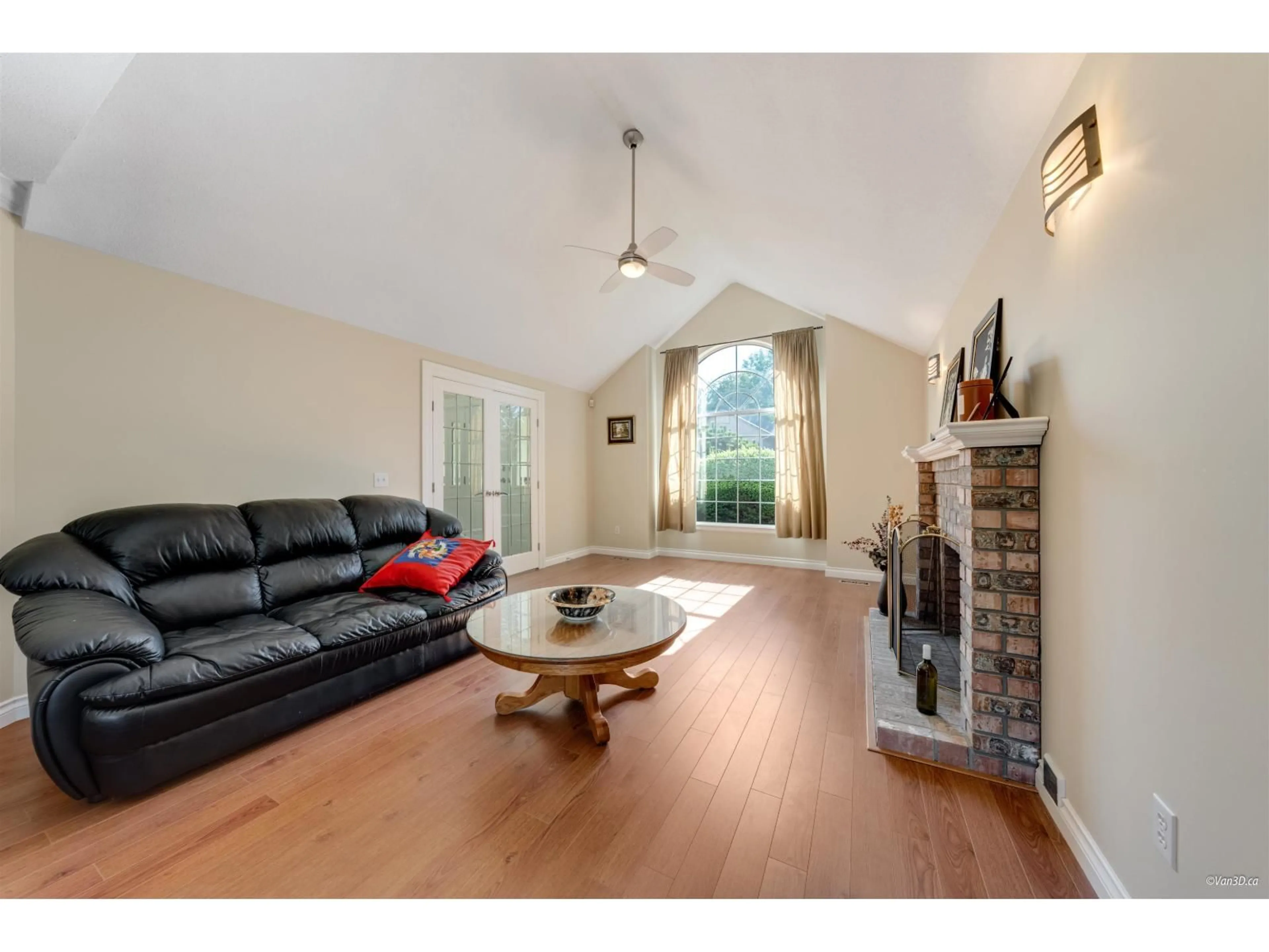 Living room with furniture, wood/laminate floor for 15303 28A, Surrey British Columbia V4P1G4