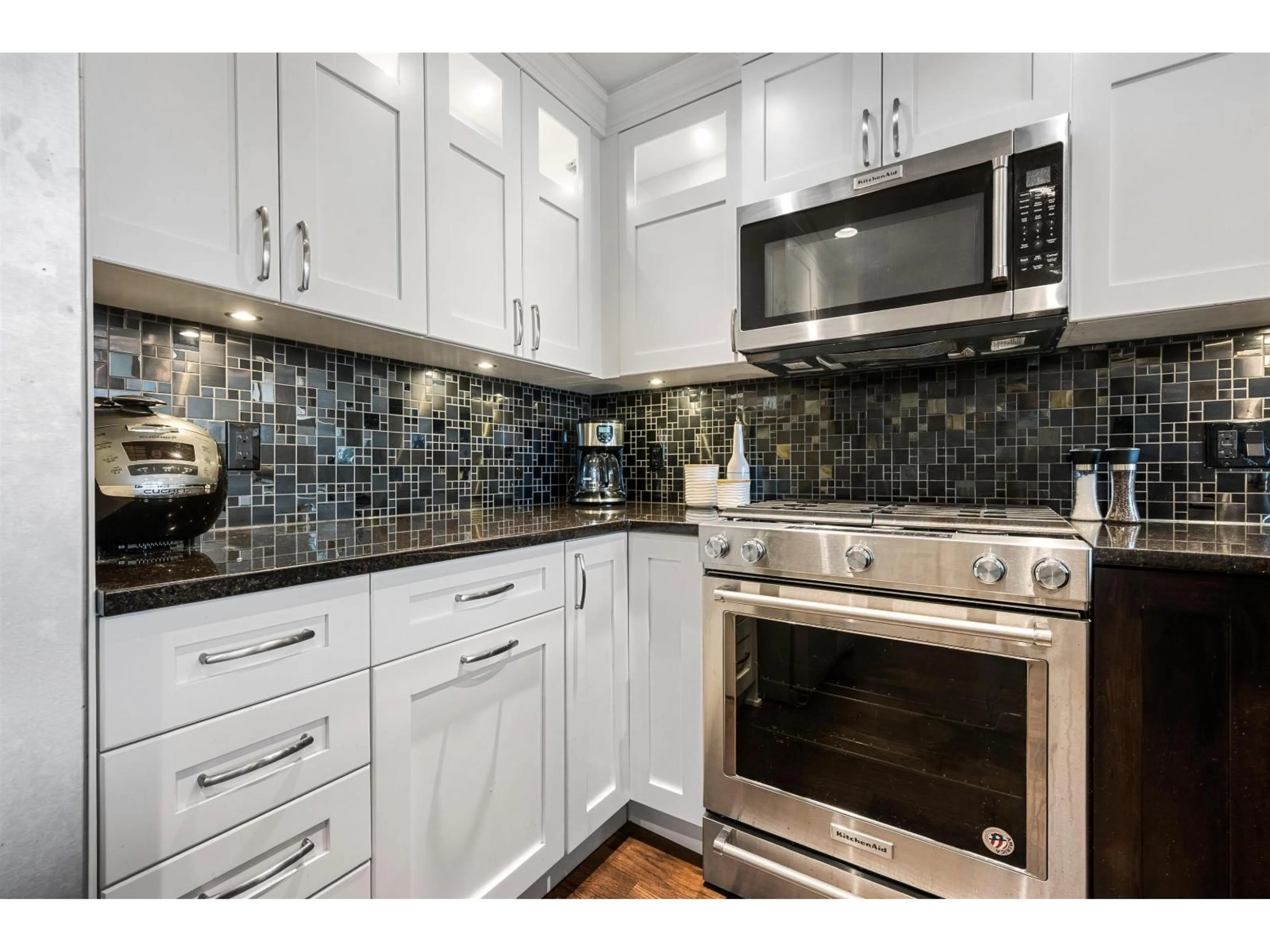 Open concept kitchen, ceramic/tile floor for 405 - 2180 GLADWIN, Abbotsford British Columbia V2S0H4