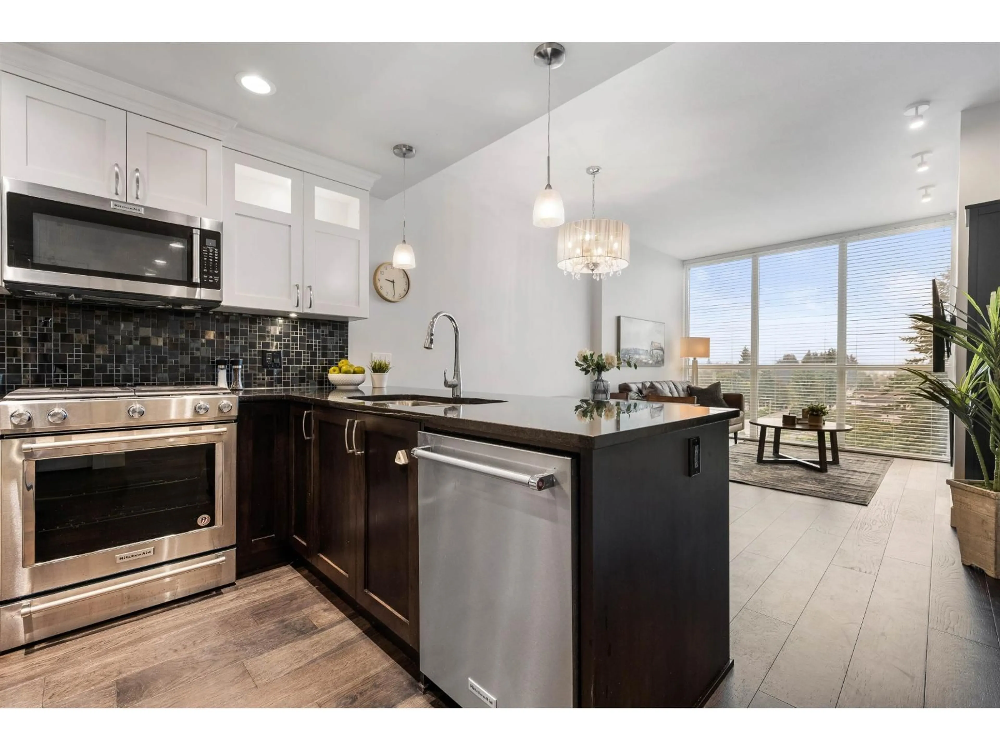 Open concept kitchen, ceramic/tile floor for 405 - 2180 GLADWIN, Abbotsford British Columbia V2S0H4