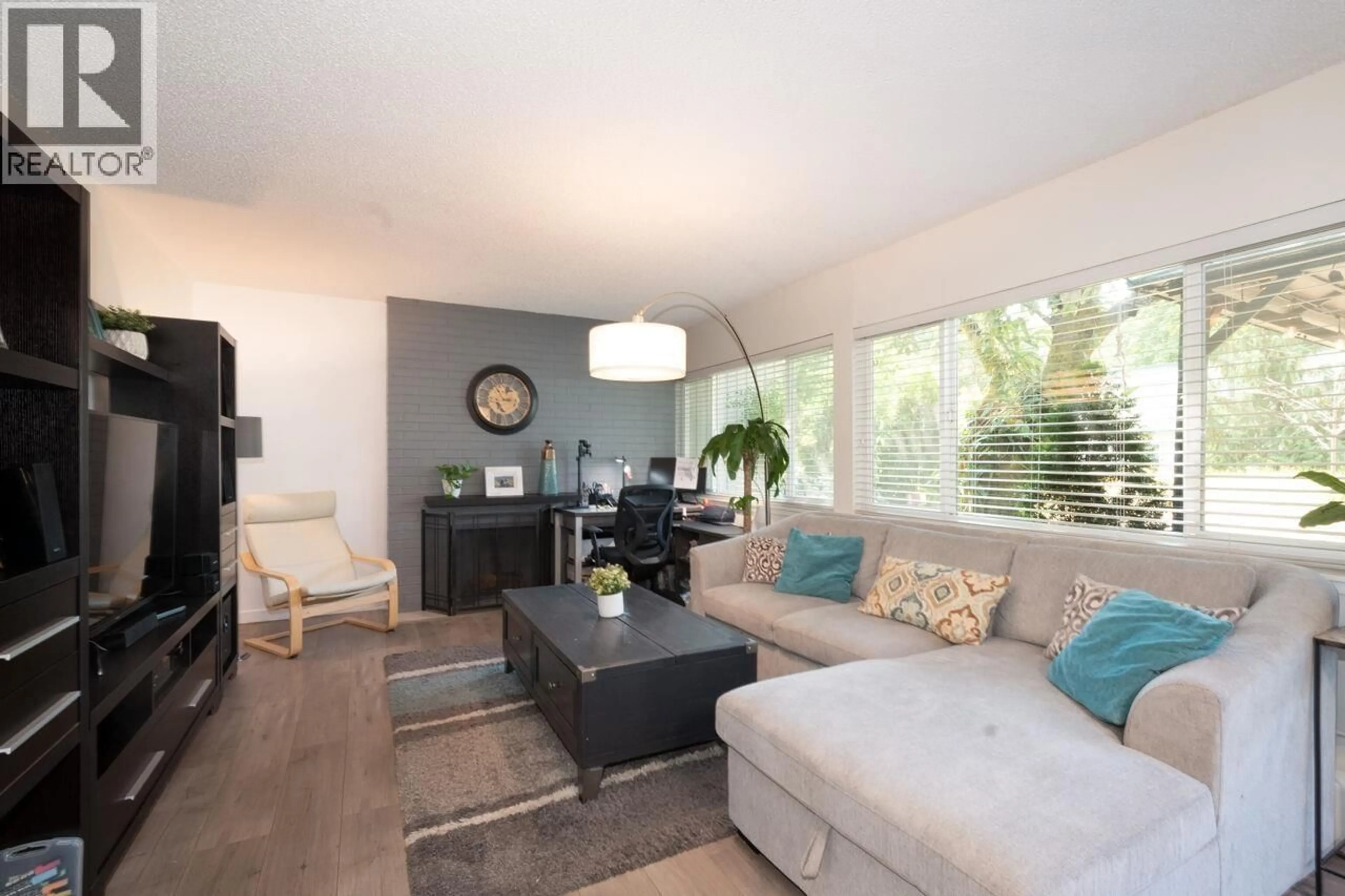 Living room with furniture, wood/laminate floor for 2765 WESTVIEW DRIVE, North Vancouver British Columbia V7N3X9
