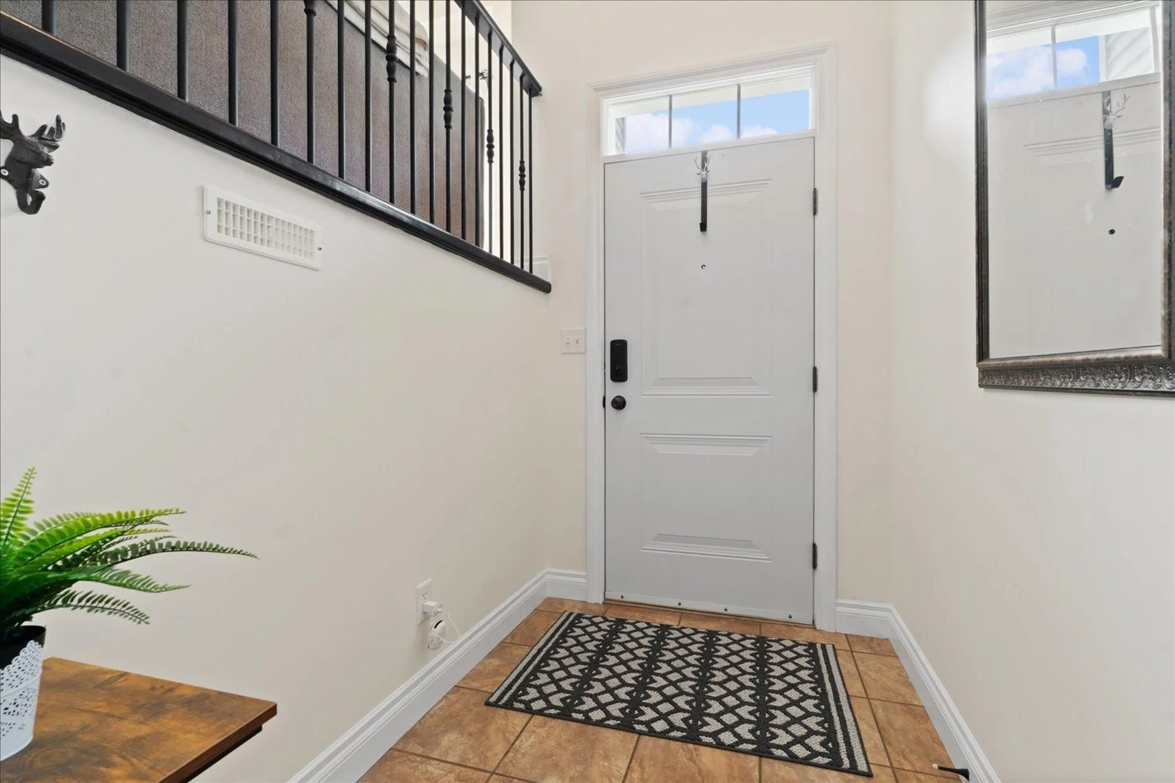 Indoor entryway for 14 - 6498 SOUTHDOWNE PLACE, Chilliwack British Columbia V2R0K3