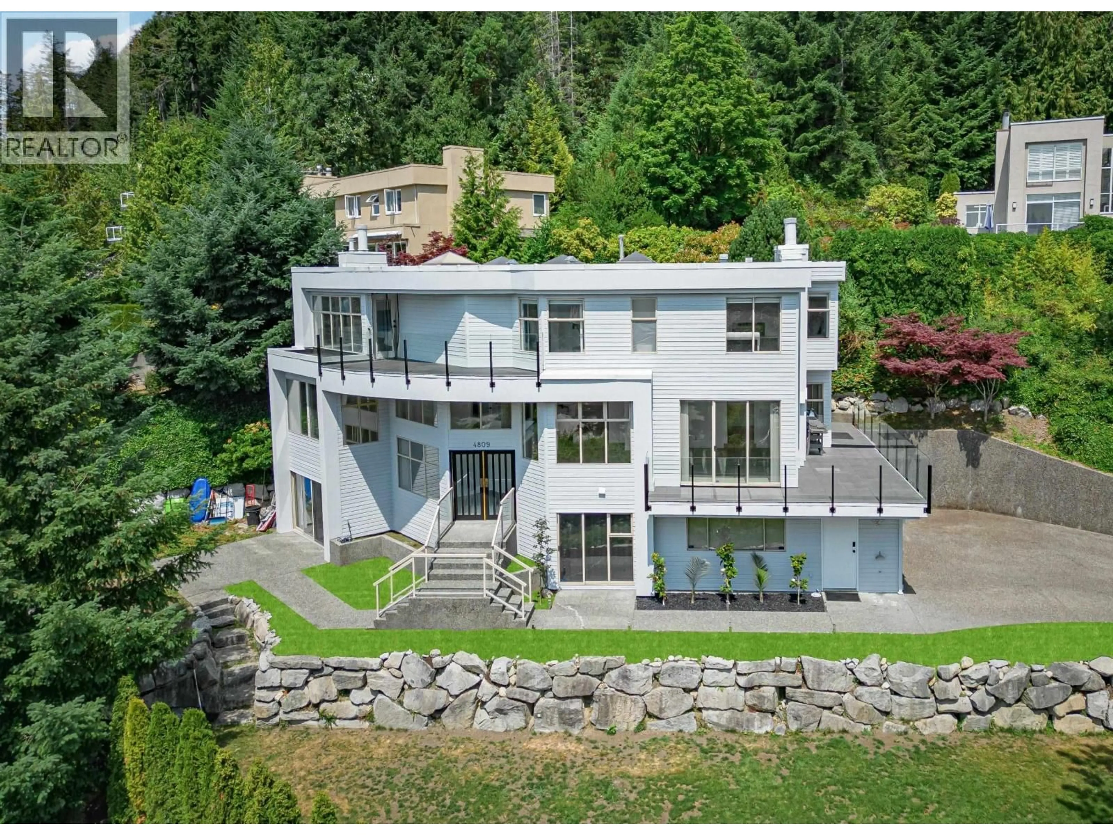 A pic from outside/outdoor area/front of a property/back of a property/a pic from drone, unknown for 4809 NORTHWOOD PLACE, West Vancouver British Columbia V7S3C5