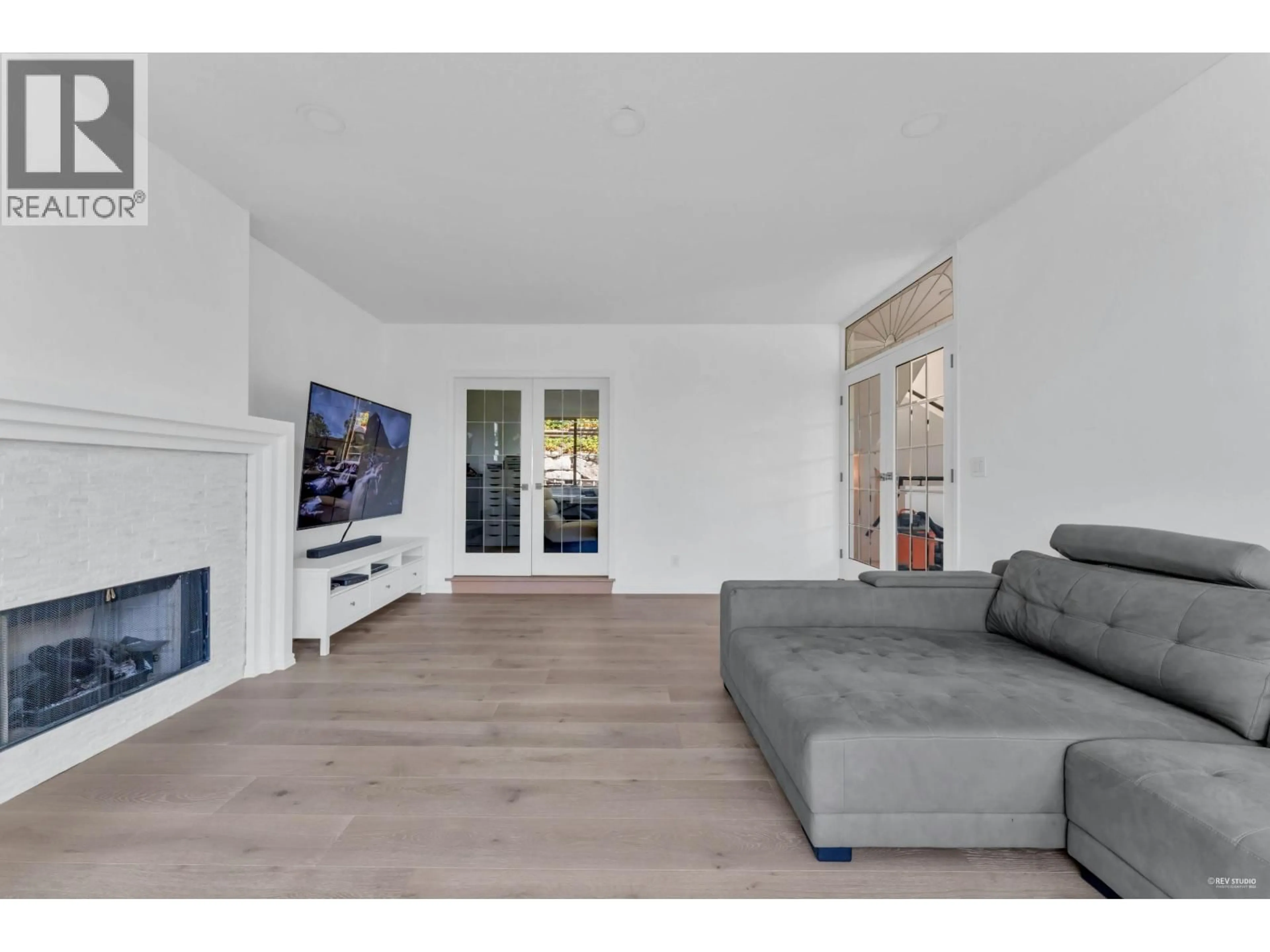 Living room with furniture, wood/laminate floor for 4809 NORTHWOOD PLACE, West Vancouver British Columbia V7S3C5