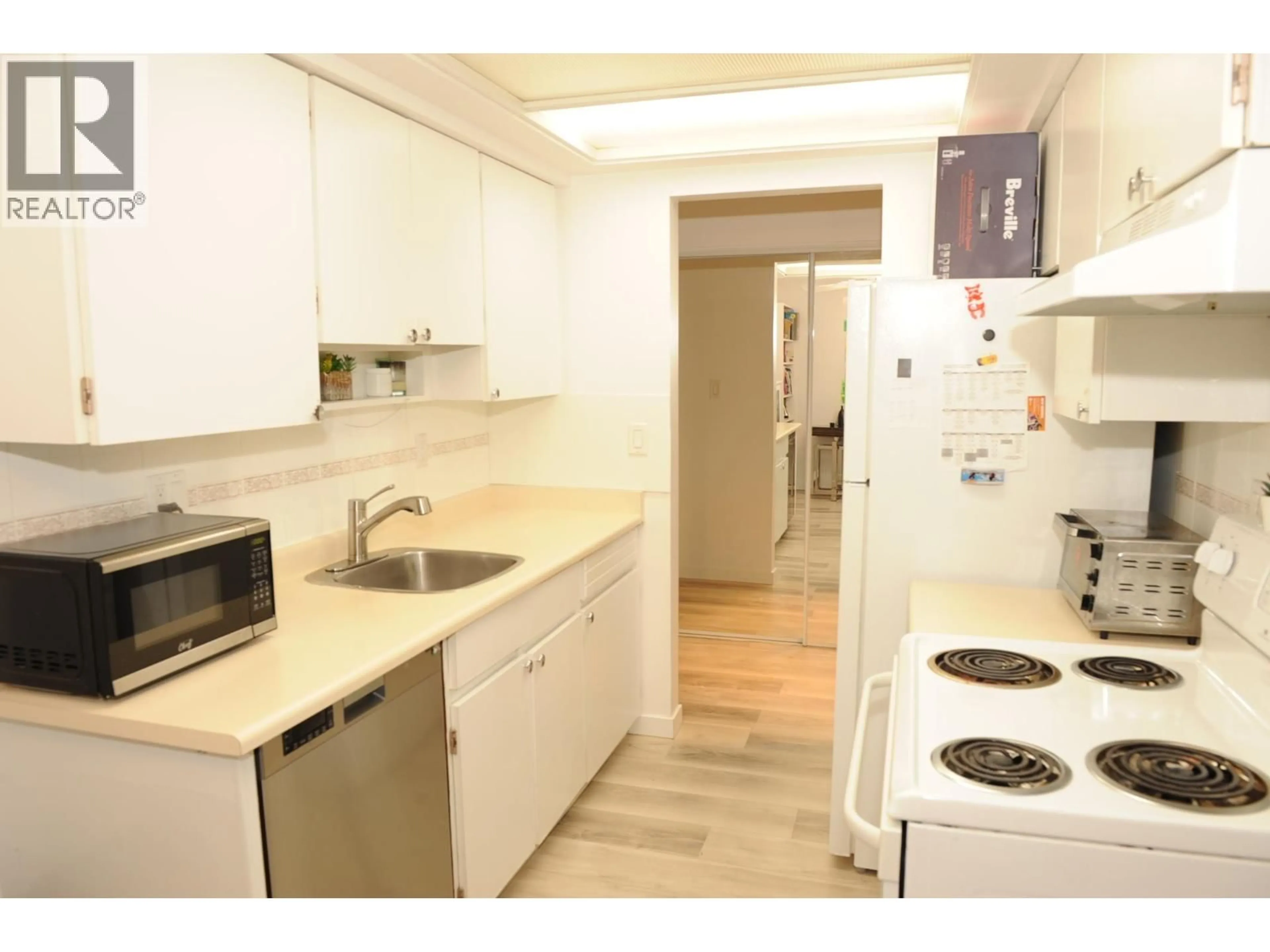 Standard kitchen, wood/laminate floor for 106 - 6669 TELFORD AVENUE, Burnaby British Columbia V5H4A1