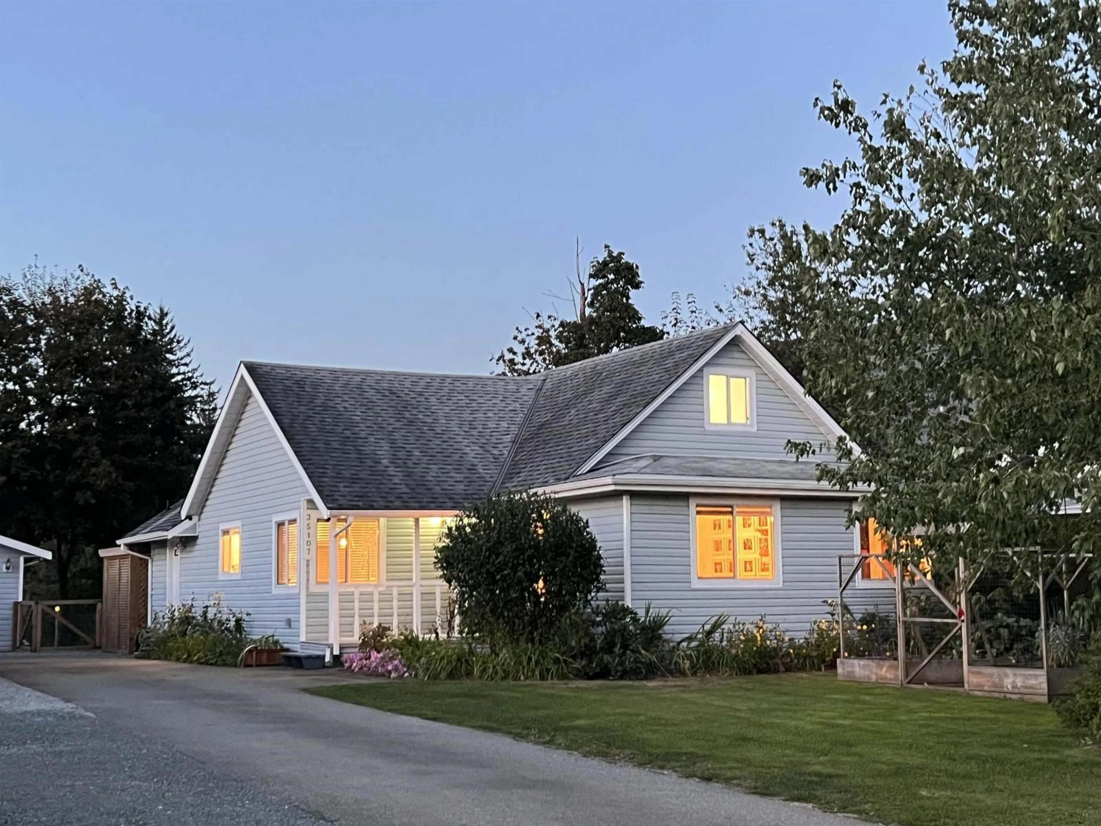 Home with vinyl exterior material, street for 35107 MCEWEN, Mission British Columbia V2V6R3