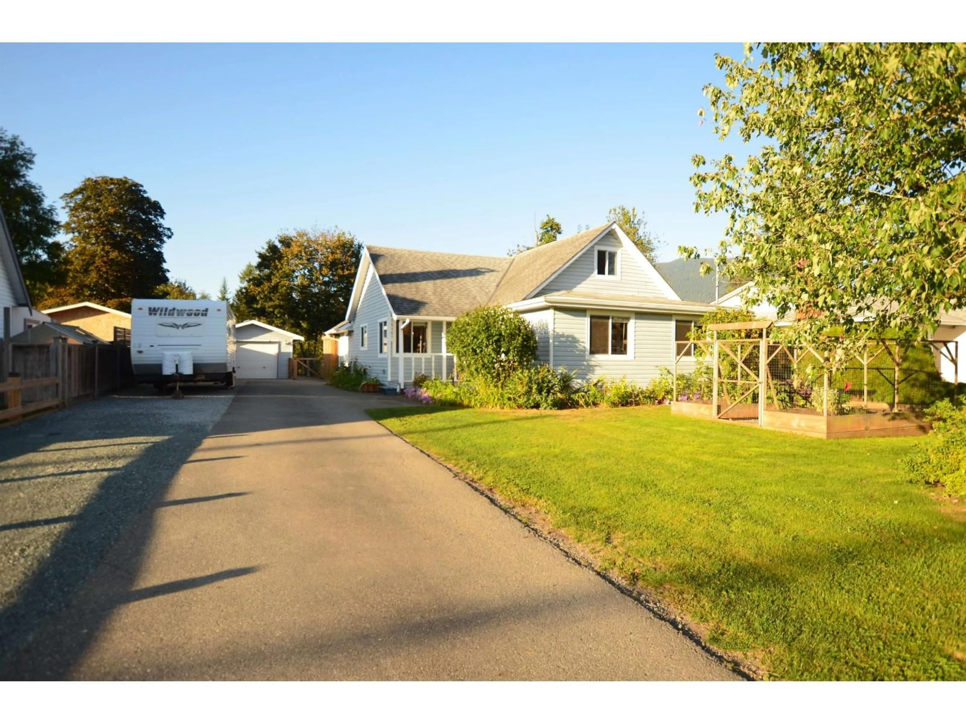 Home with vinyl exterior material, street for 35107 MCEWEN, Mission British Columbia V2V6R3