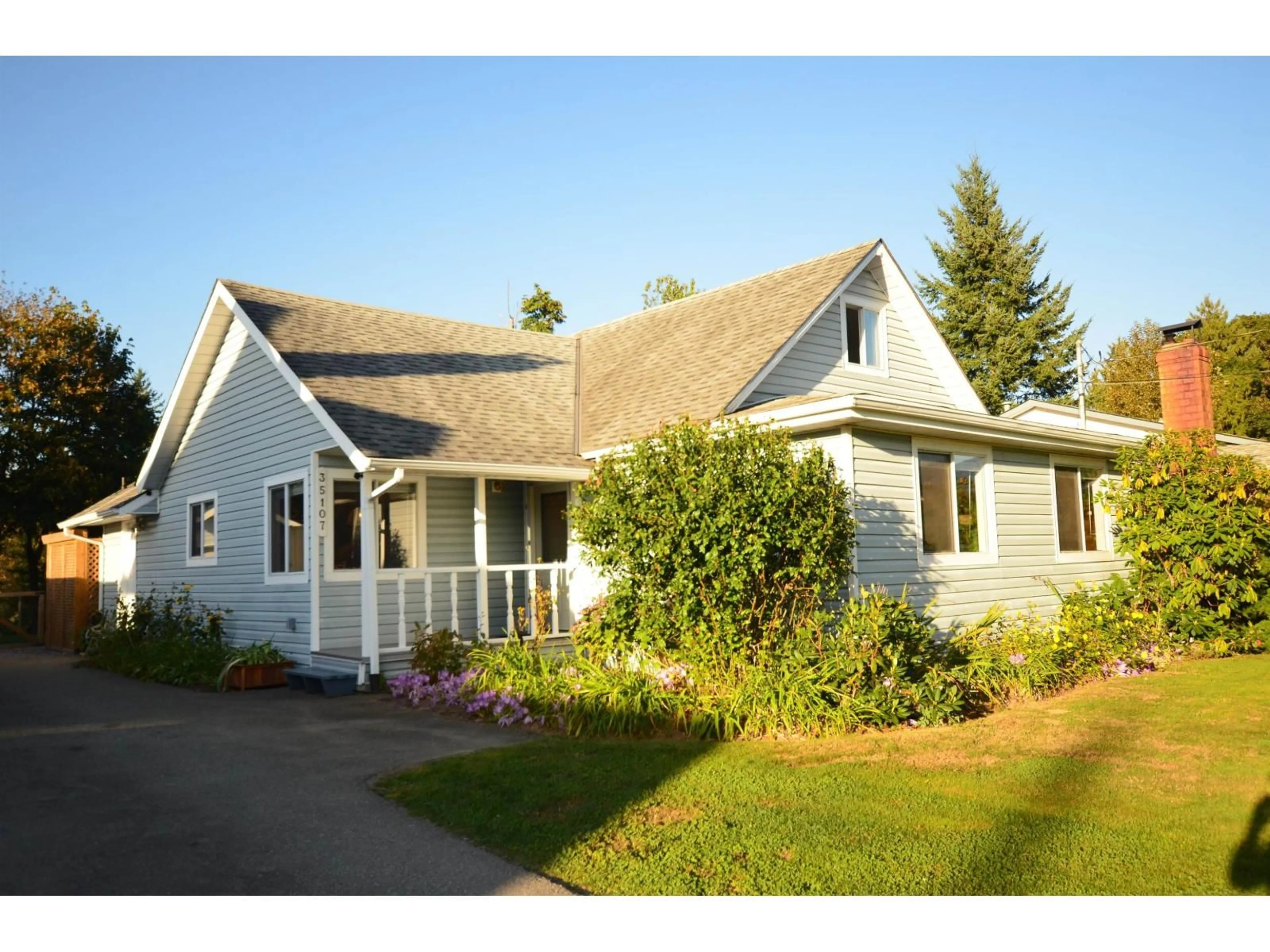 Home with vinyl exterior material, street for 35107 MCEWEN, Mission British Columbia V2V6R3