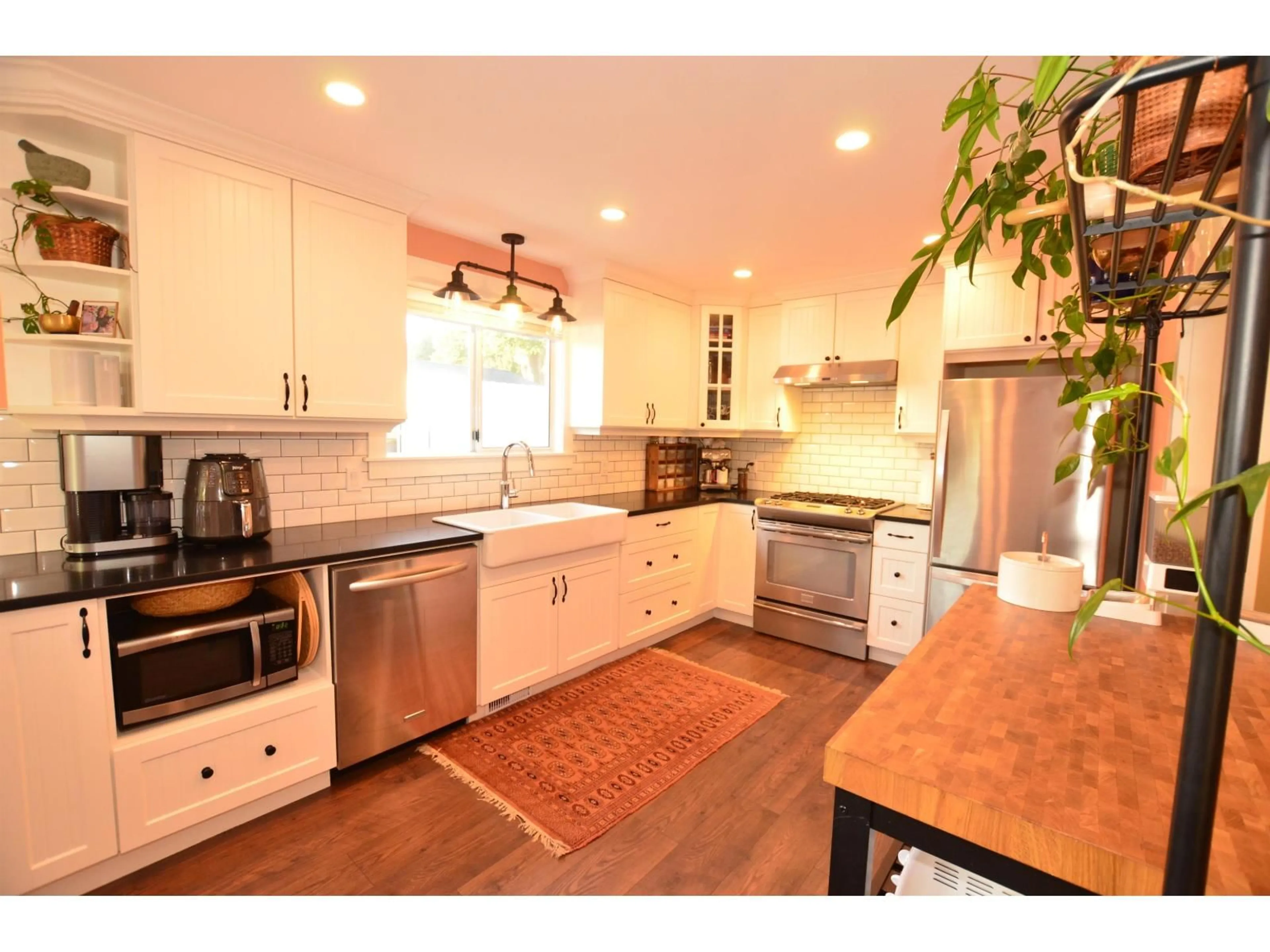 Open concept kitchen, unknown for 35107 MCEWEN, Mission British Columbia V2V6R3