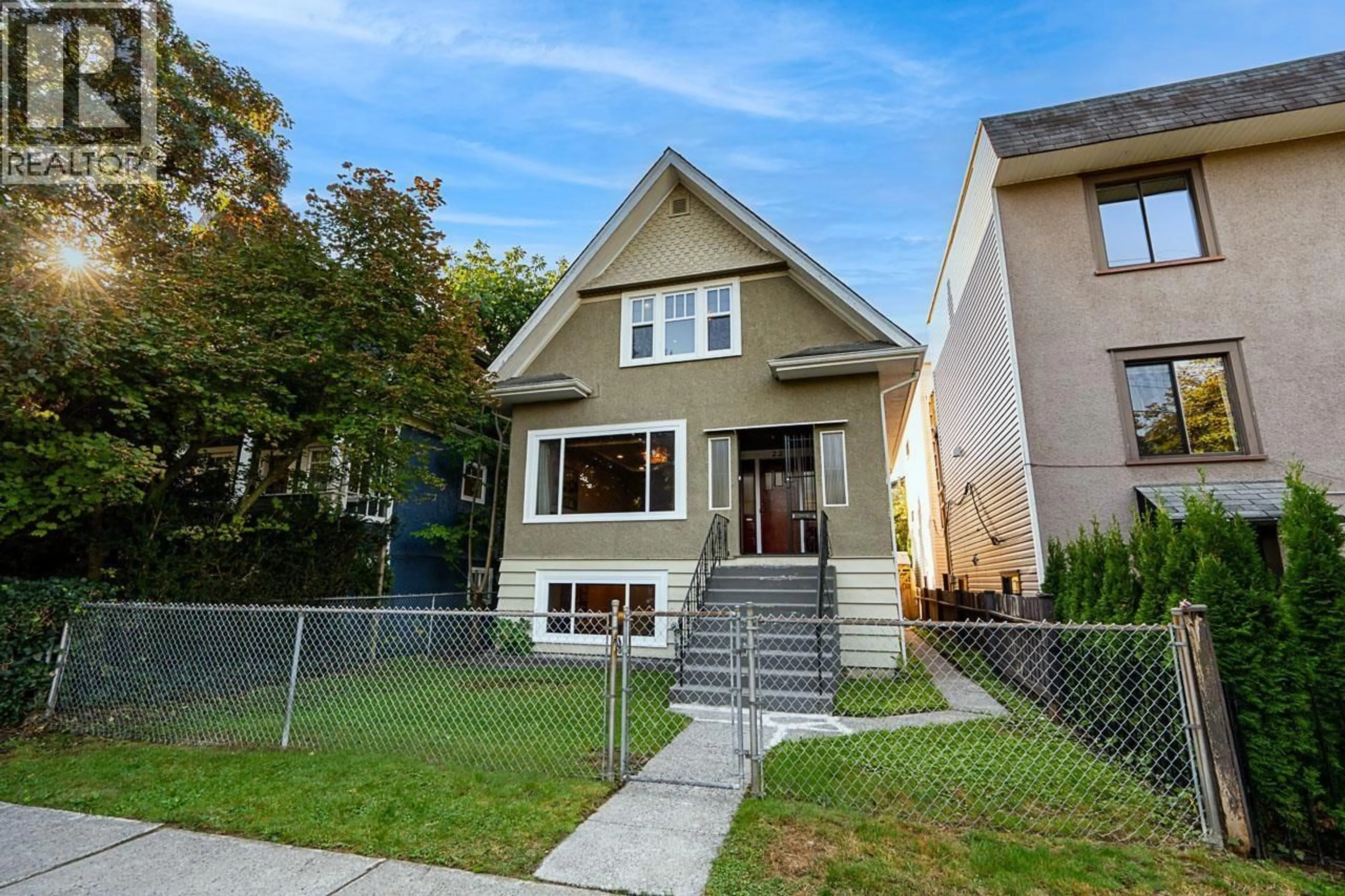 Home with vinyl exterior material, street for 22 18TH AVENUE, Vancouver British Columbia V5V1C9
