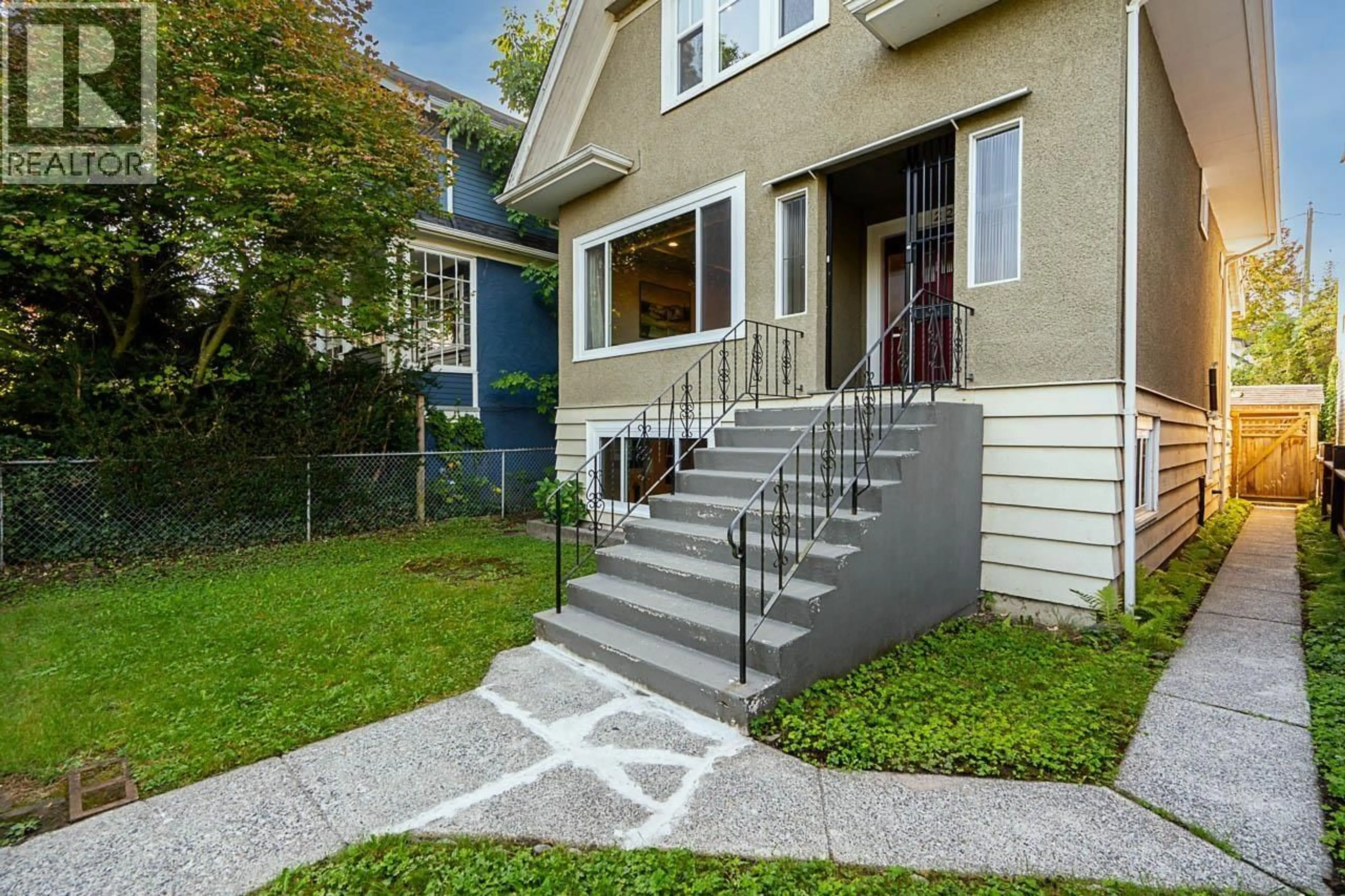 Stairs for 22 18TH AVENUE, Vancouver British Columbia V5V1C9