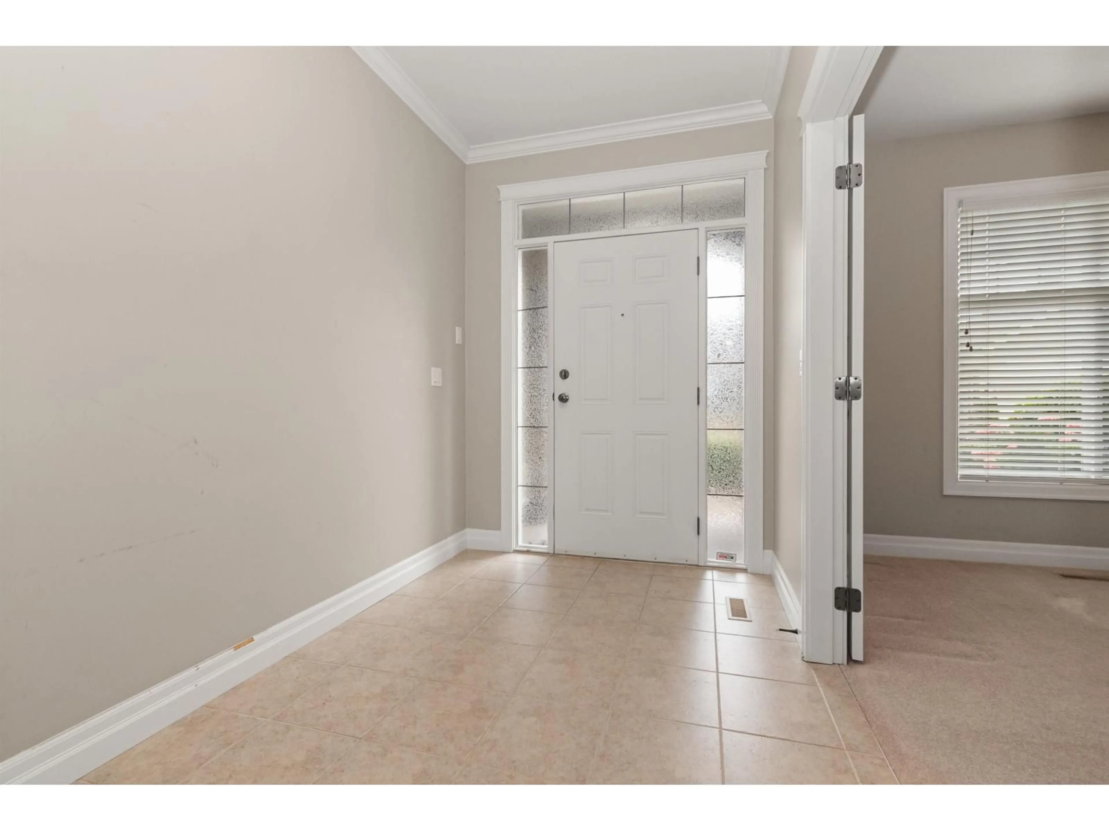 Indoor entryway for 2 - 46271 RIVERSIDE DRIVE, Chilliwack British Columbia V2P0A2