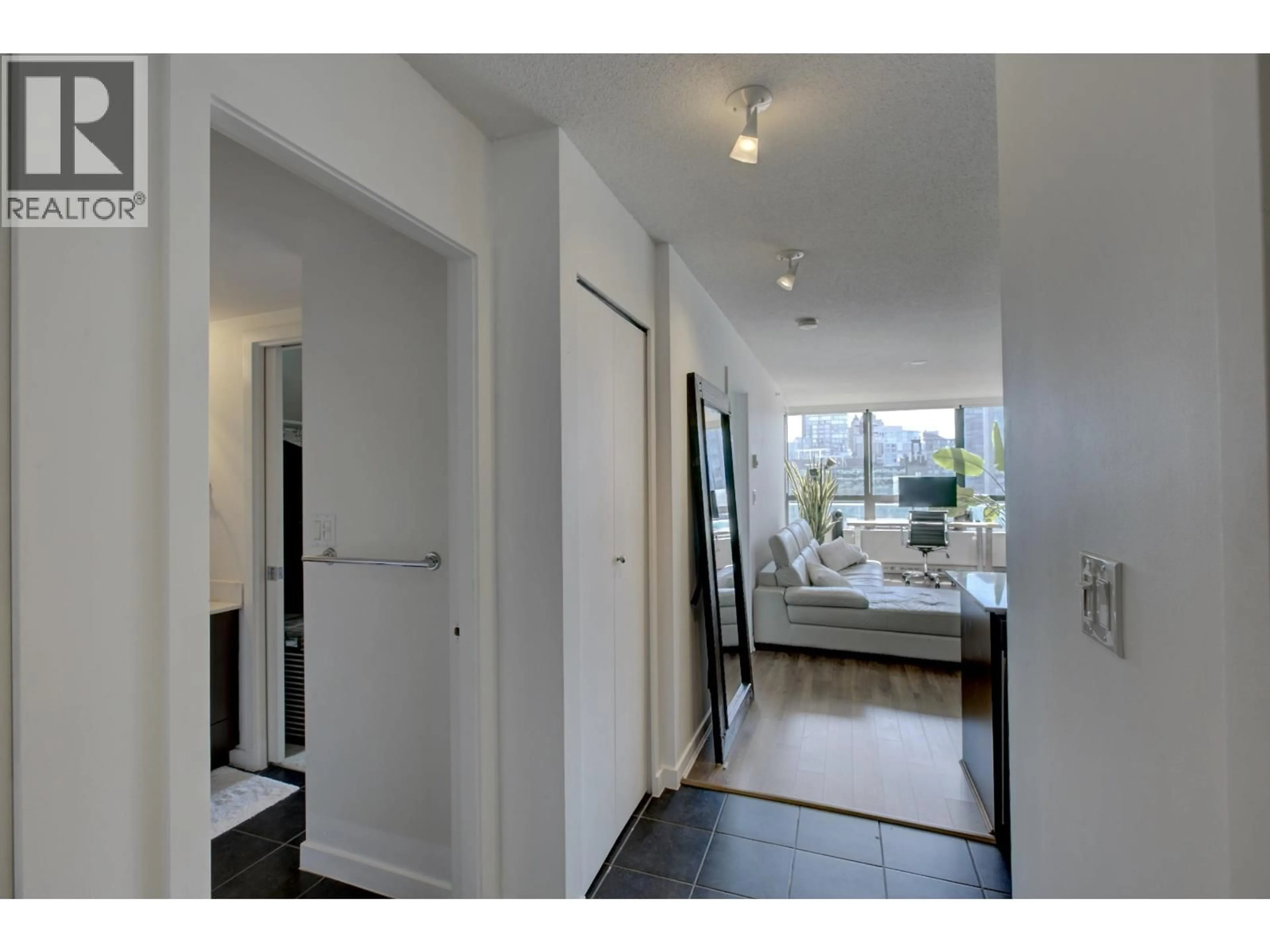 Indoor entryway for 1303 - 938 SMITHE STREET, Vancouver British Columbia V6Z3H8