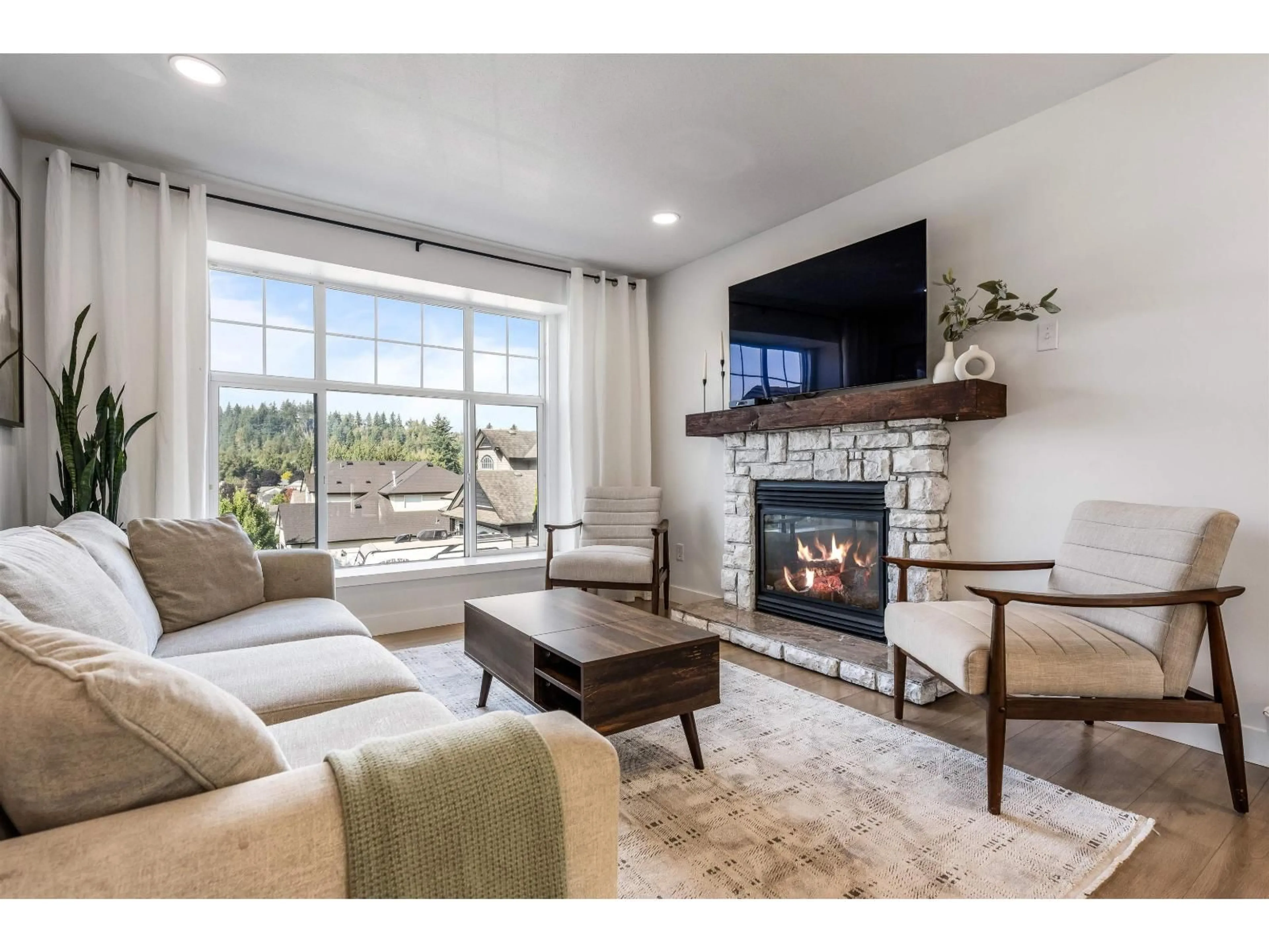 Living room with furniture, unknown for 46503 FETTERLY PLACE, Chilliwack British Columbia V2R5V3