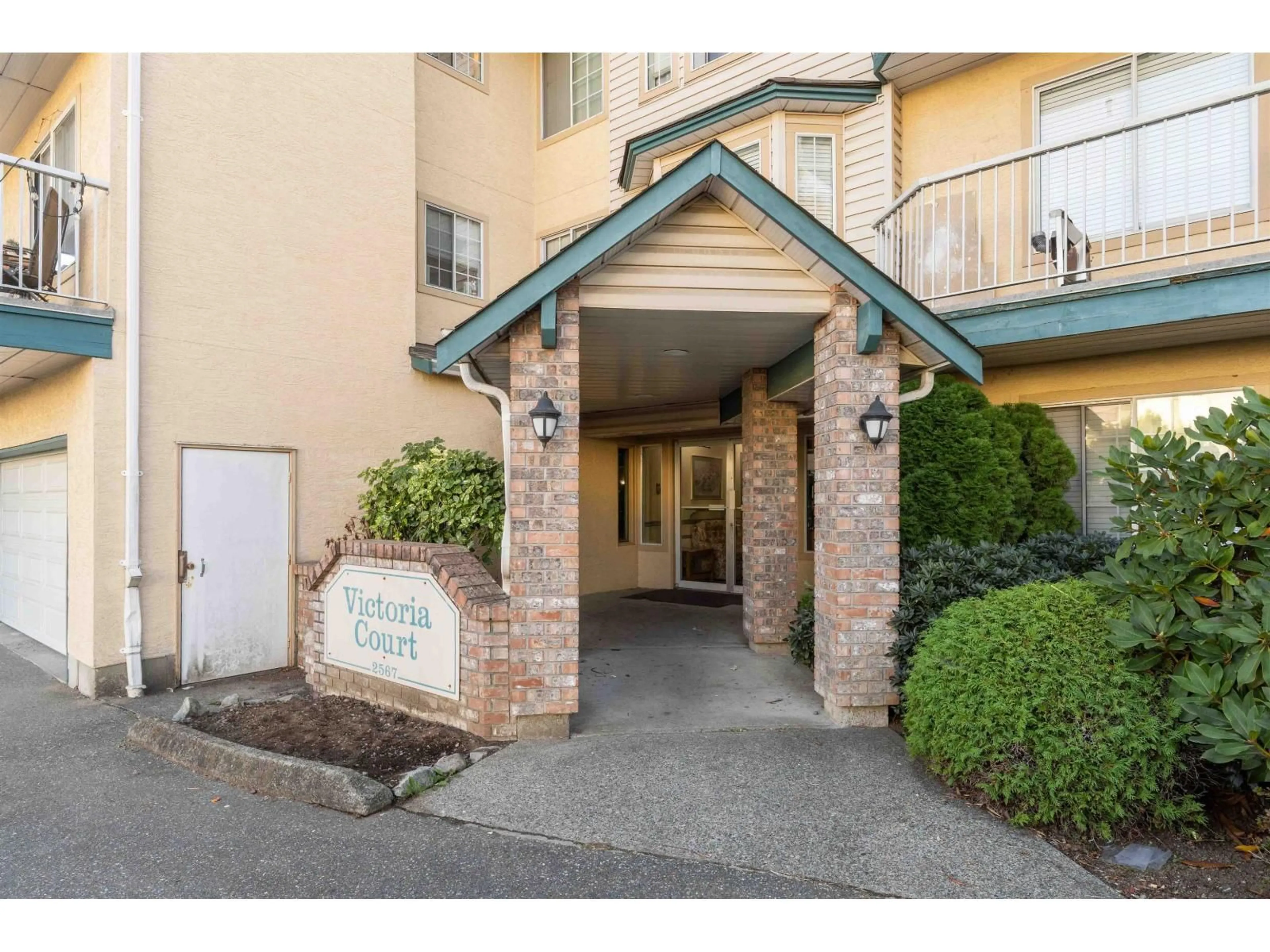 Indoor foyer for 206 - 2567 VICTORIA, Abbotsford British Columbia V2T2T4