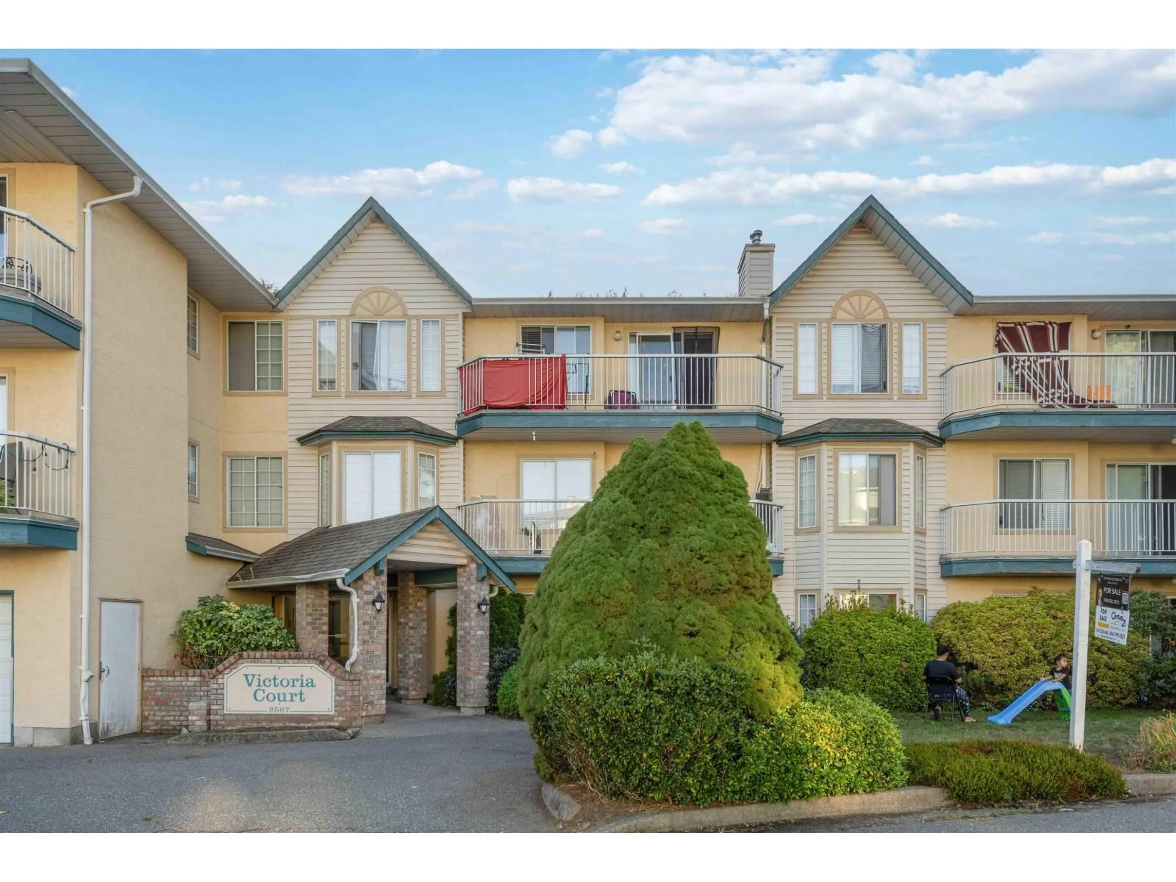 Patio, mountain view for 206 - 2567 VICTORIA, Abbotsford British Columbia V2T2T4