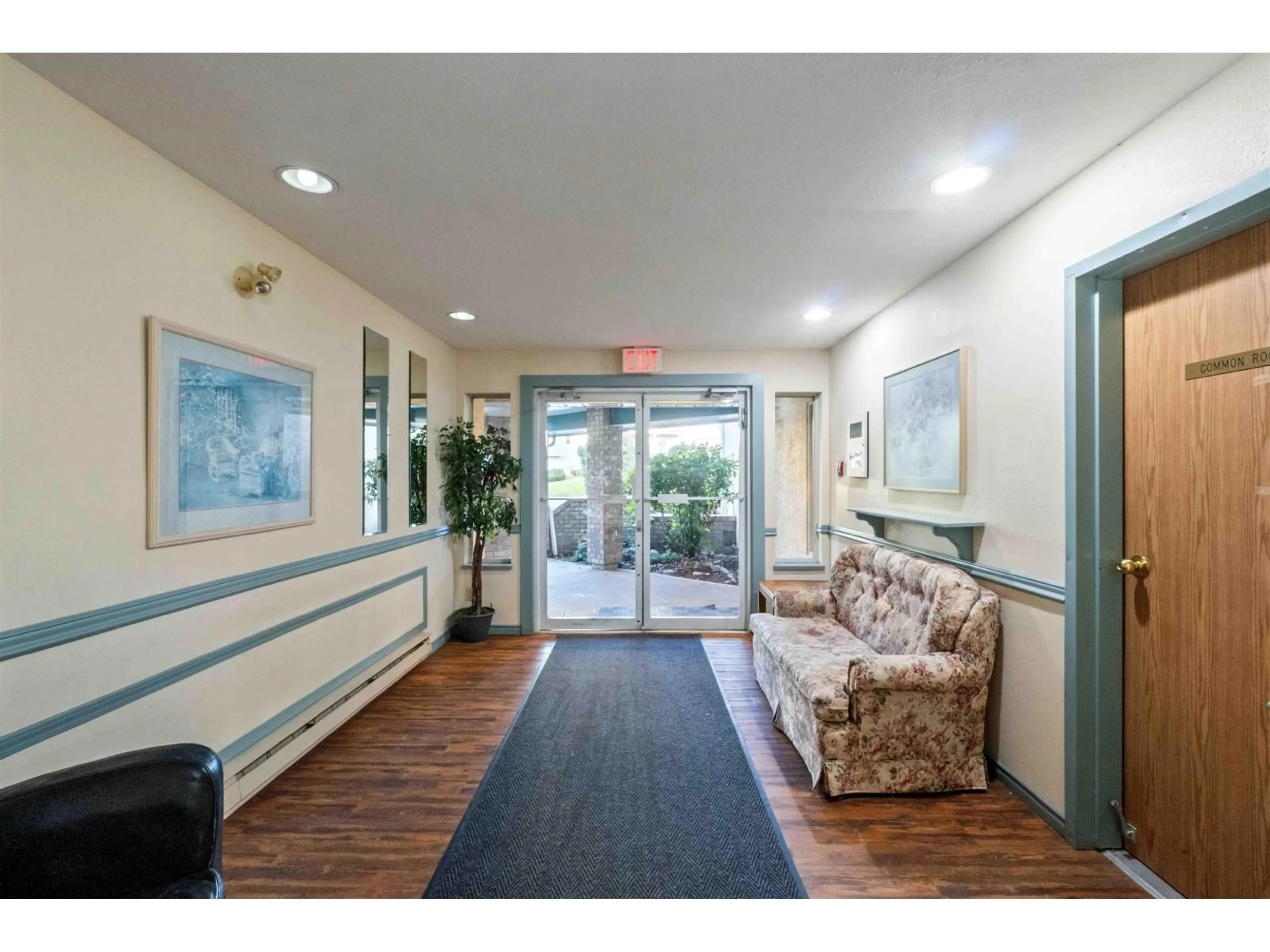 Indoor foyer for 206 - 2567 VICTORIA, Abbotsford British Columbia V2T2T4