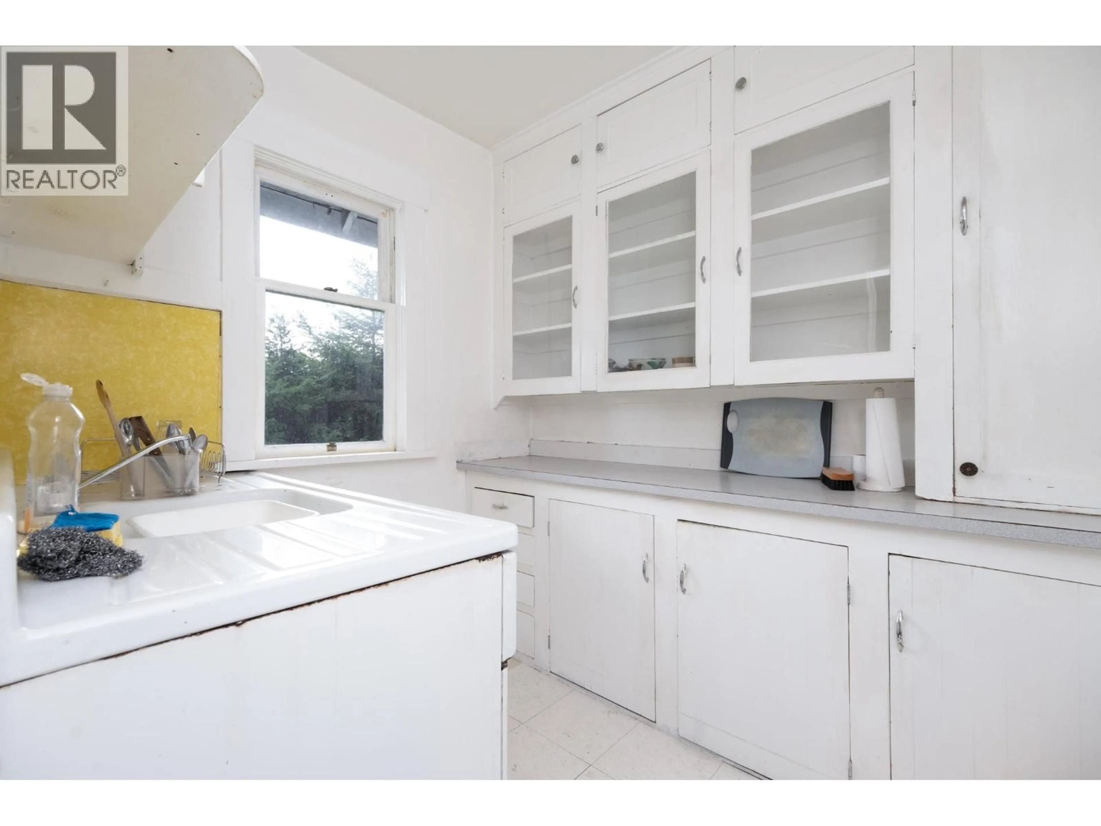 Standard kitchen, unknown for 1195 DEMPSEY ROAD, North Vancouver British Columbia V7K1S4