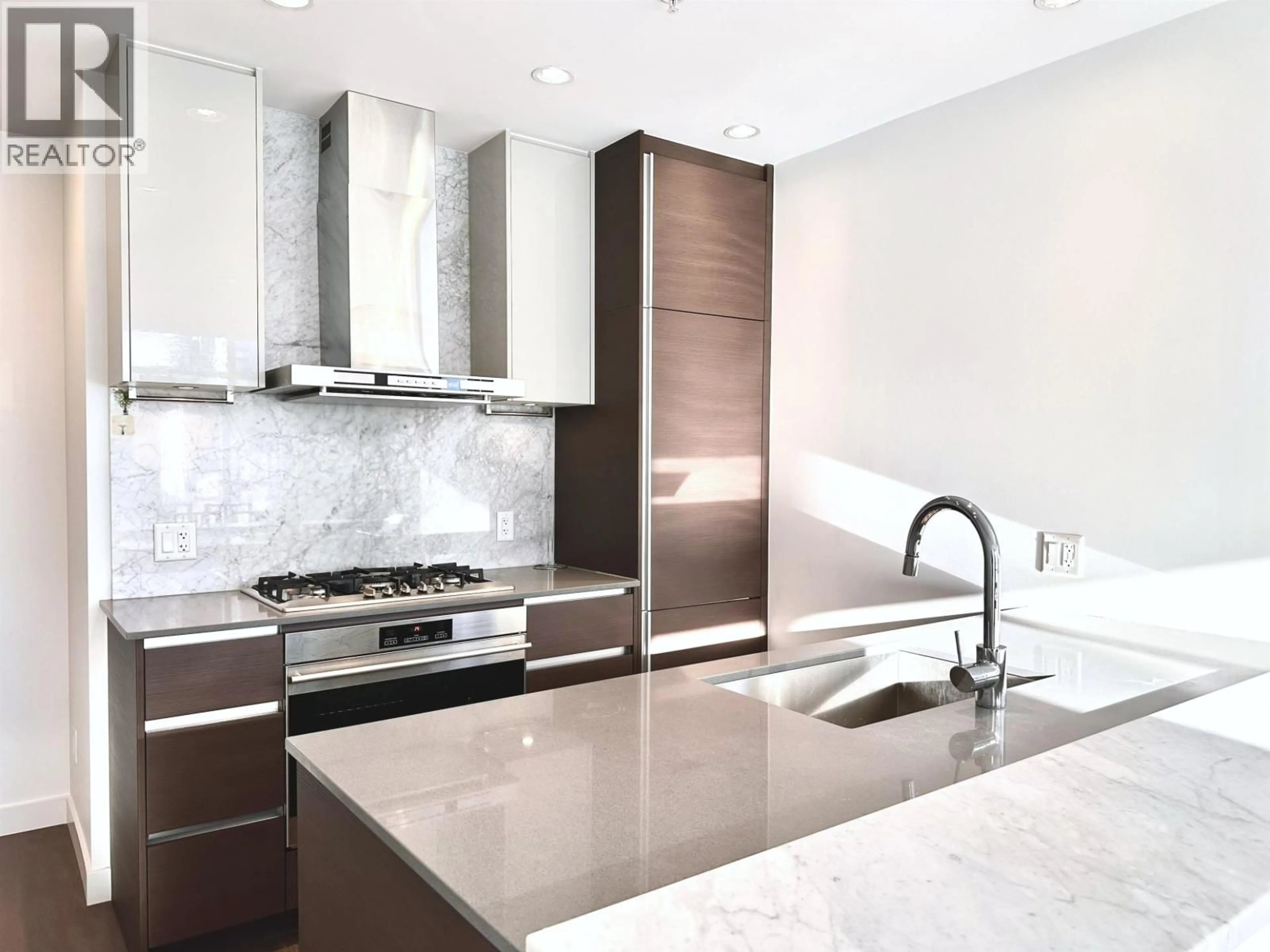 Contemporary kitchen, ceramic/tile floor for 602 - 6098 STATION STREET, Burnaby British Columbia V5H0H4