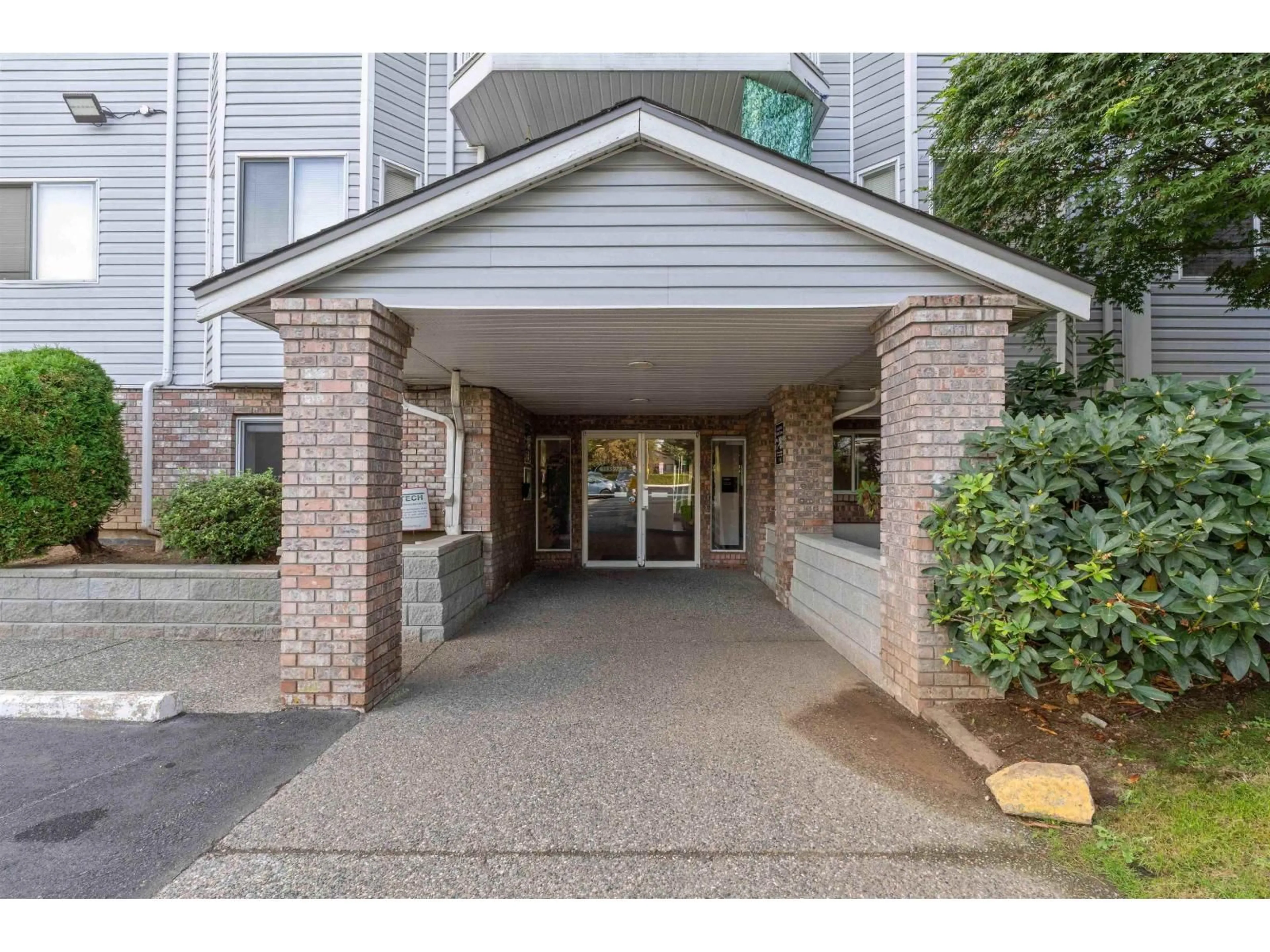 Indoor foyer for 1 - 2750 FULLER, Abbotsford British Columbia V2S3K1