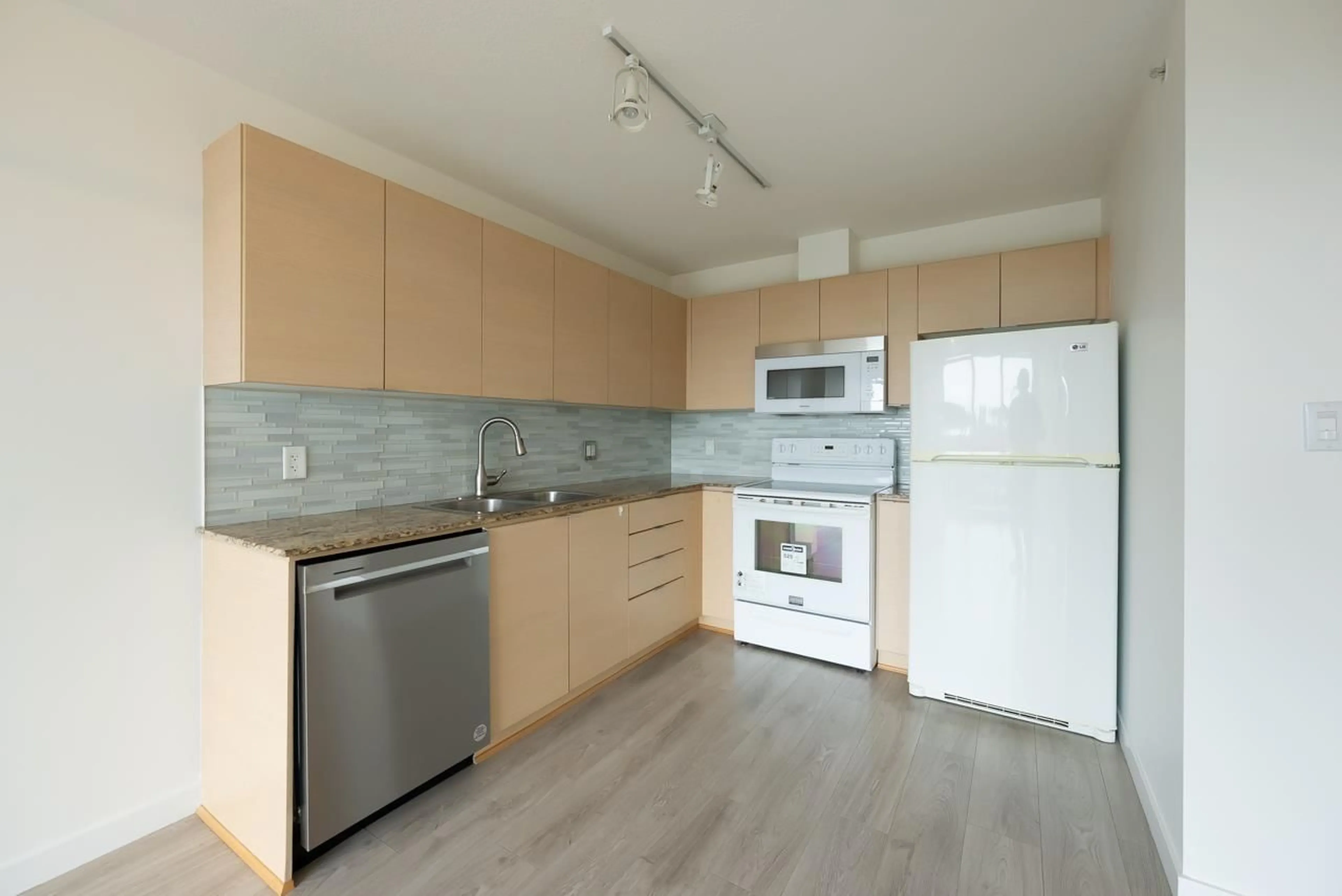 Standard kitchen, wood/laminate floor for 1505 - 13618 100, Surrey British Columbia V3T0A8