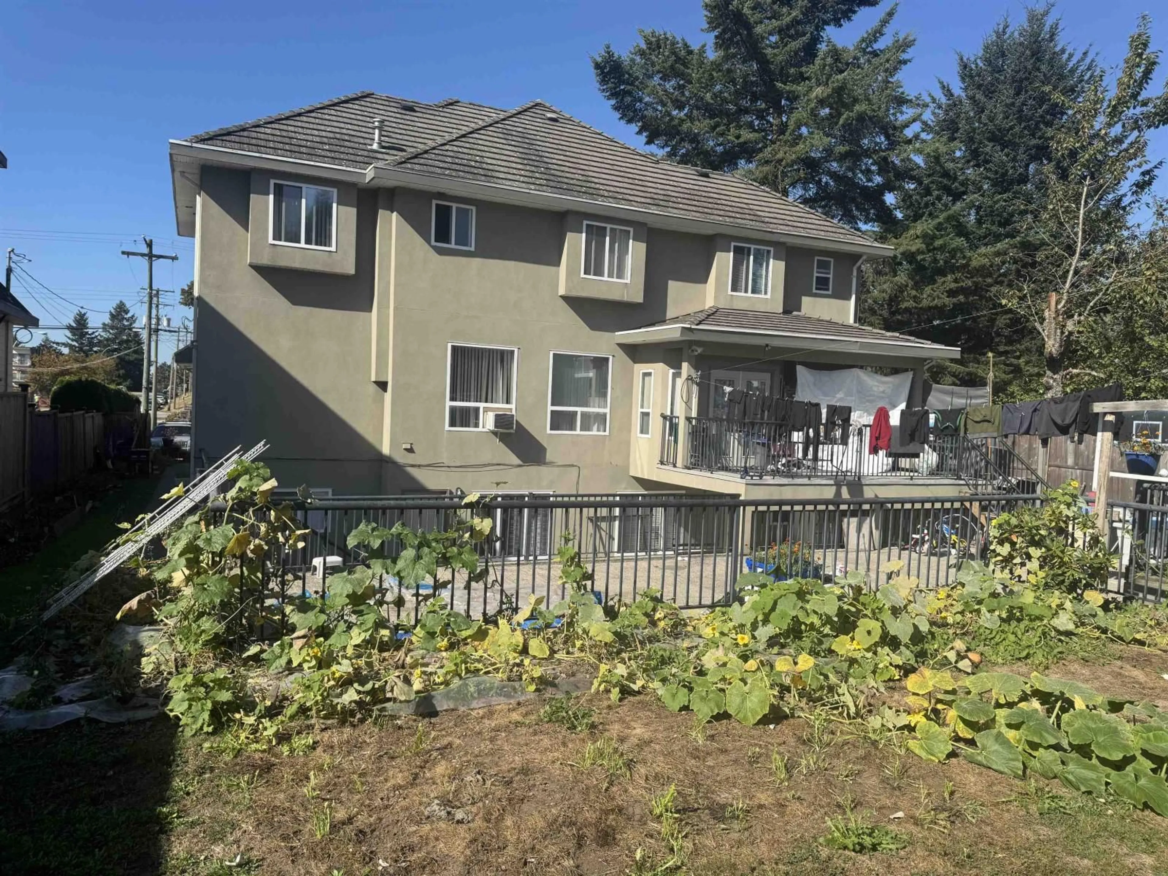 A pic from outside/outdoor area/front of a property/back of a property/a pic from drone, unknown for 10304 128, Surrey British Columbia V3T2Z4