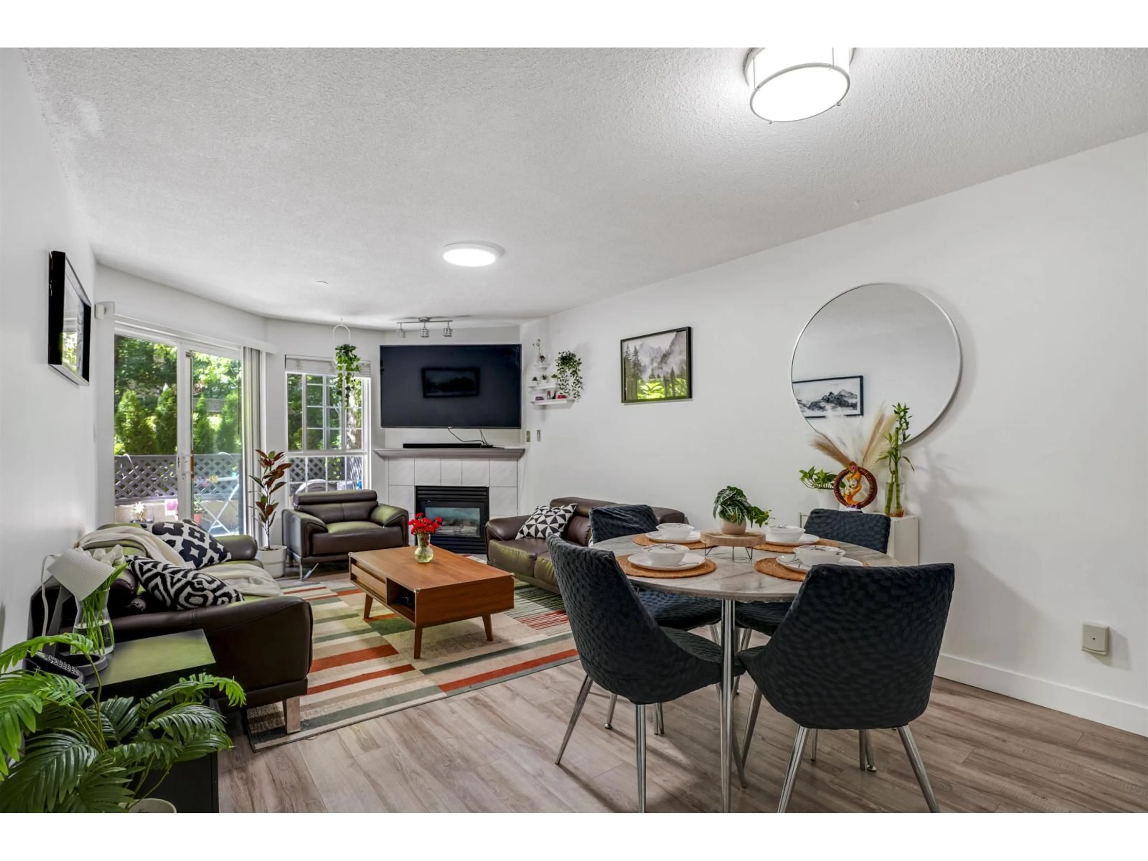 Living room with furniture, wood/laminate floor for 113 - 16137 83, Surrey British Columbia V3S8S7