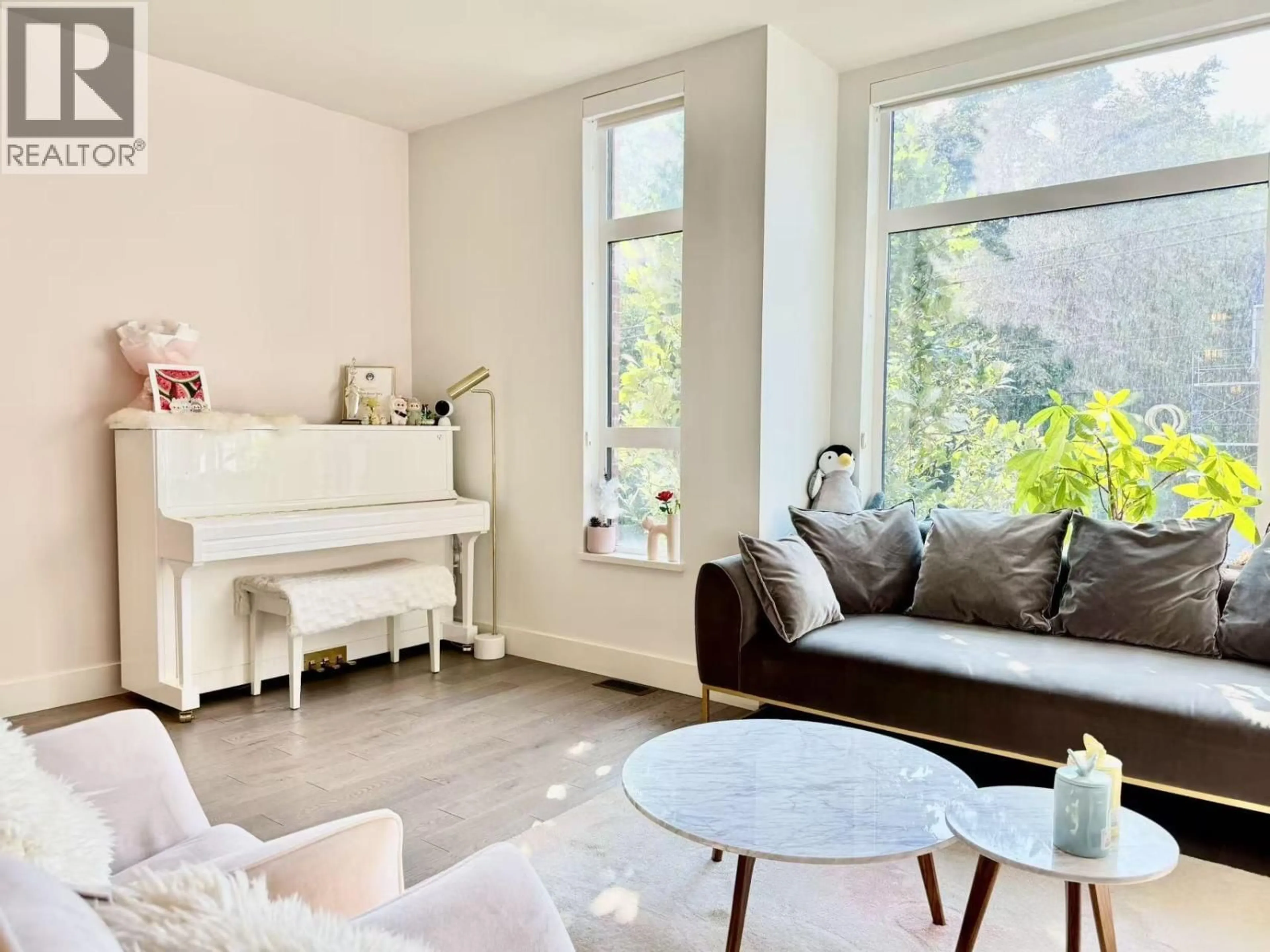 Living room with furniture, wood/laminate floor for 5432 OAK STREET, Vancouver British Columbia V6M2V6