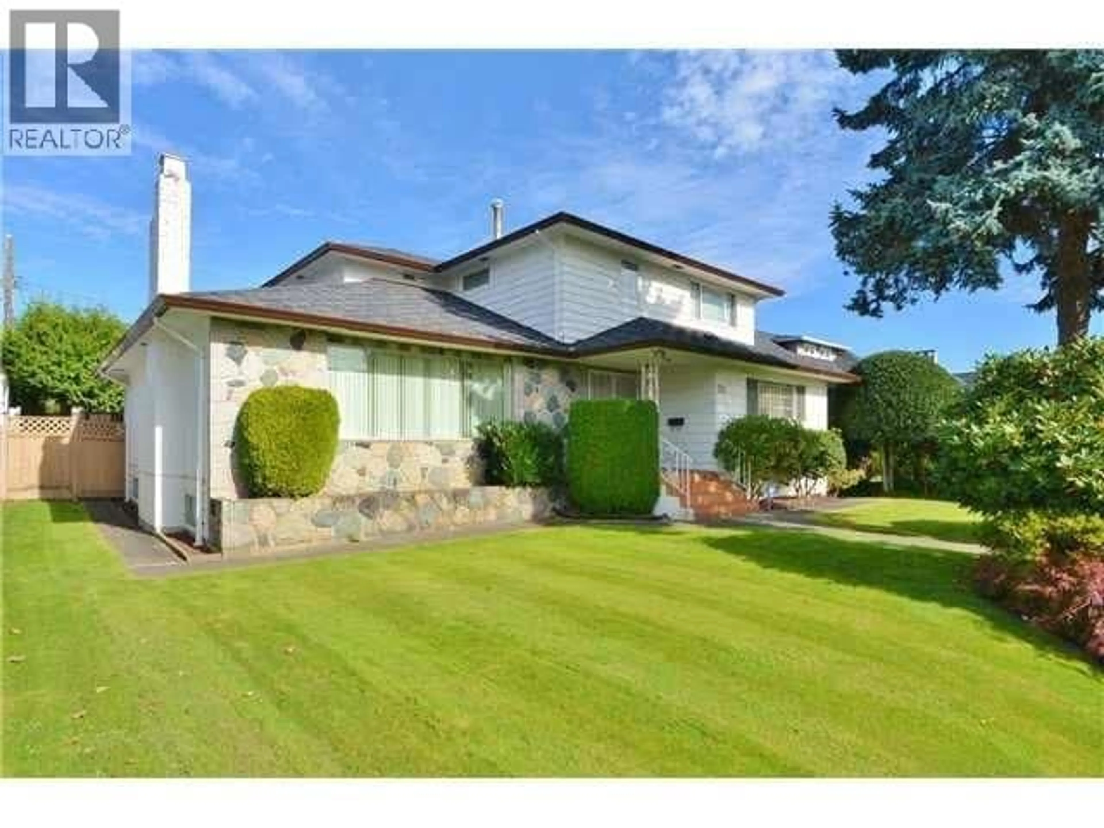A pic from outside/outdoor area/front of a property/back of a property/a pic from drone, street for 735 54TH AVENUE, Vancouver British Columbia V6P1M3