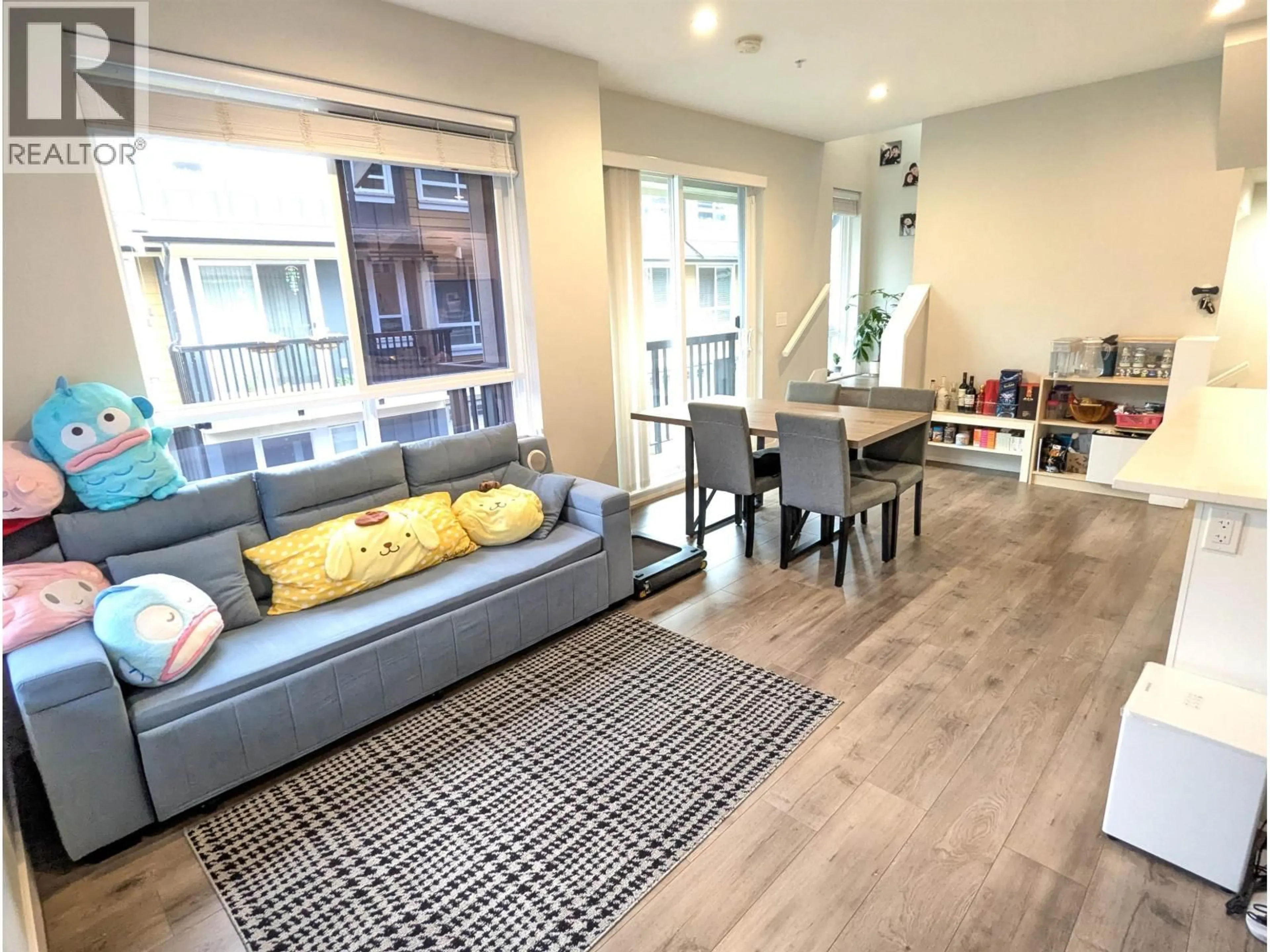 Living room with furniture, wood/laminate floor for 52 - 430 DUNCAN STREET, New Westminster British Columbia V3M0M2